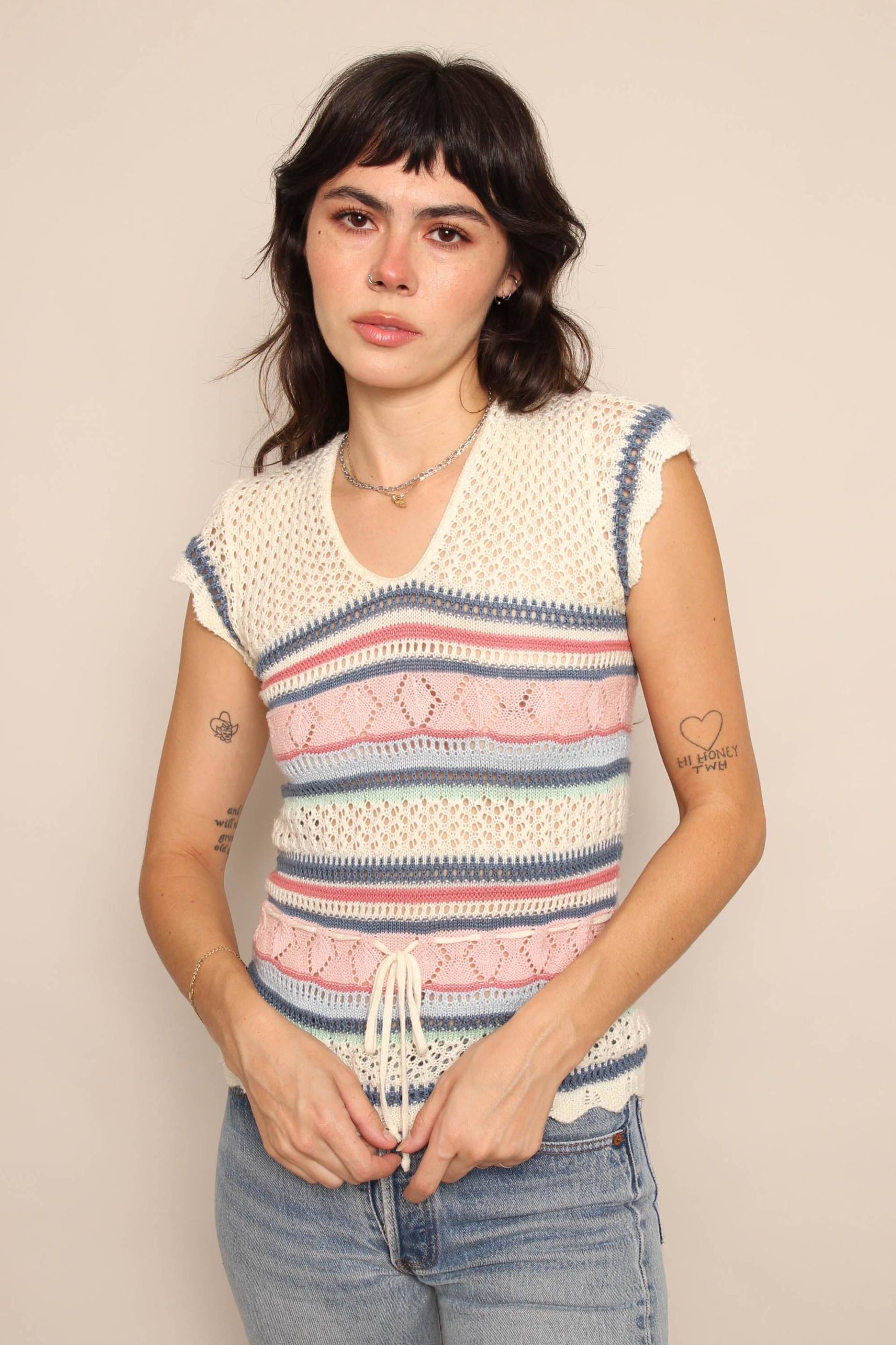 70S Bluse in Pointelle Vintage Häkelspitze Mit Pastellfarbenen Streifen, Tunnelzug Zum Binden, Xs/S von LuxieVintage