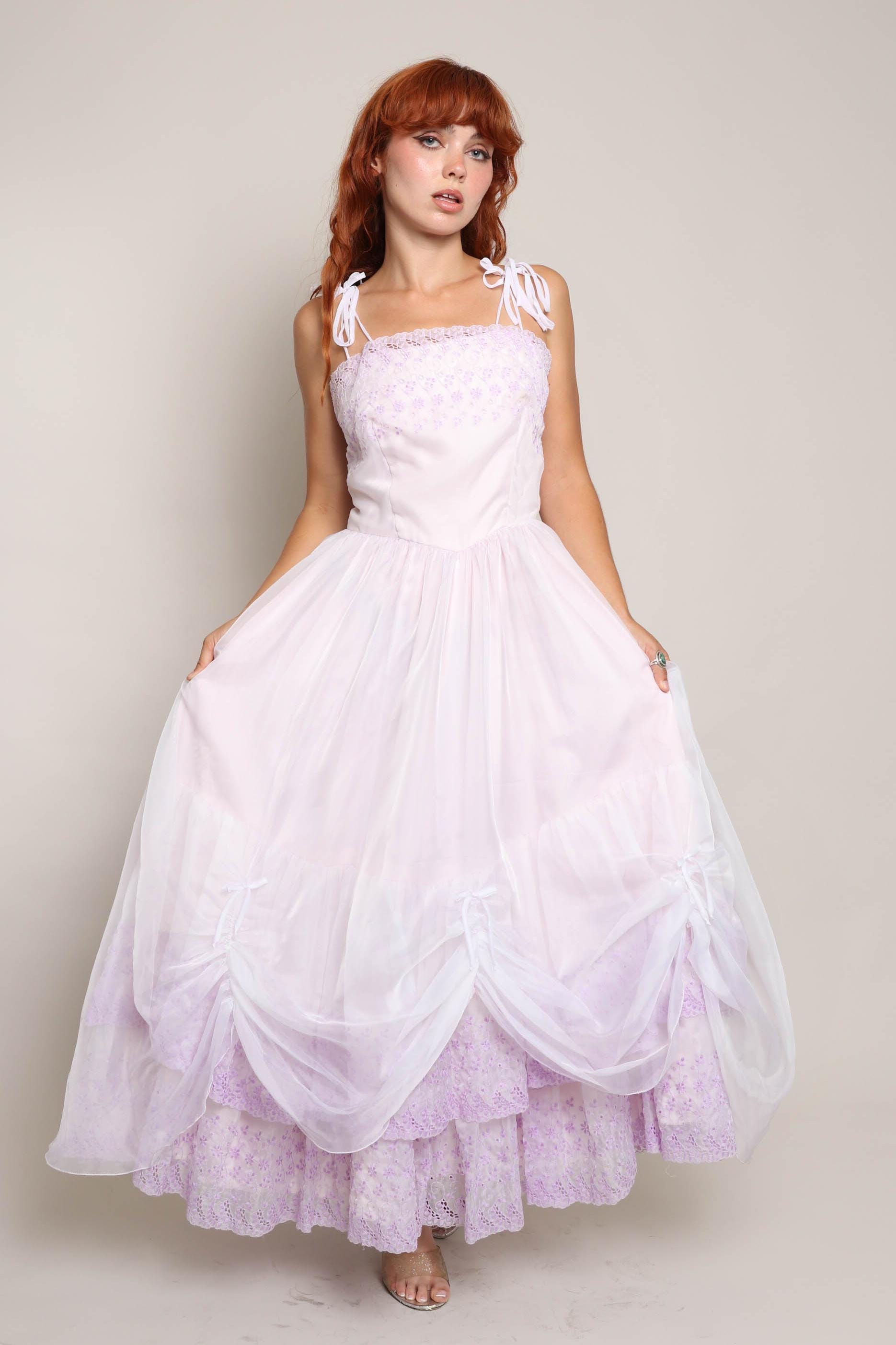 70S Chiffon Kleid in Flieder Vintage Abendkleid Mit Lochspitze, Größe Xs/S von LuxieVintage