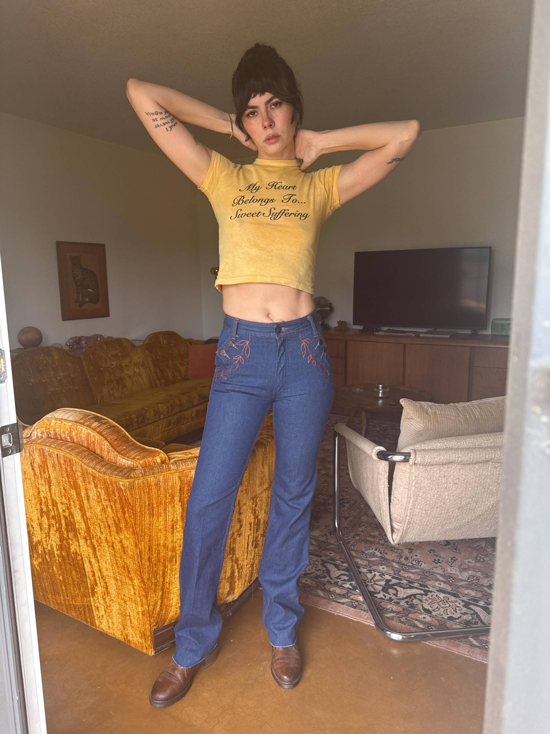 70S Faded Glory Bestickte Jeans Vintage Dark Wash Denim Mit Blättermuster, Größe Xs 25 Taille von LuxieVintage