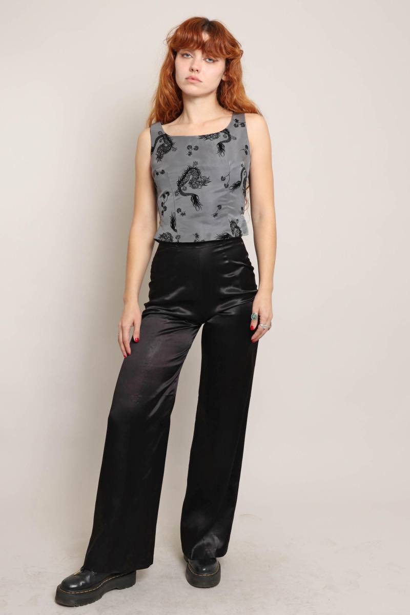 80Er Jahre Schwarze Satin Disko Hose Hohe Taille Schlaghose Mit Weitem Bein, Grösse Xs 80Er Jahre Schwarze Satin Disko Hose Hohe Taille Schlaghose Mit Weitem Bein, Grösse Xs von LuxieVintage