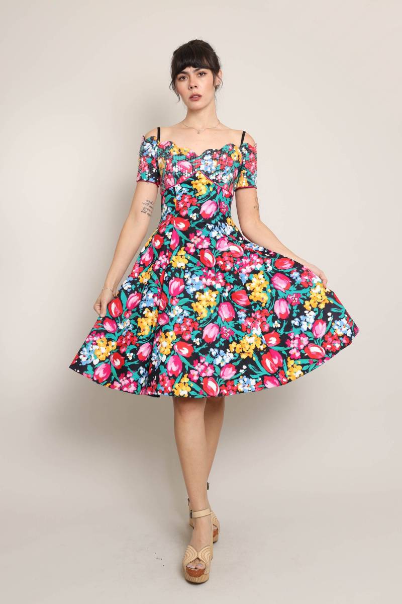 80S Partykleid Mit Blumenmuster Bogenkanten, Figurbetonter Ausschnitt, Größe Xs/S 80S Partykleid Mit Blumenmuster Bogenkanten, Figurbetonter Ausschnitt, Größe Xs/S von LuxieVintage