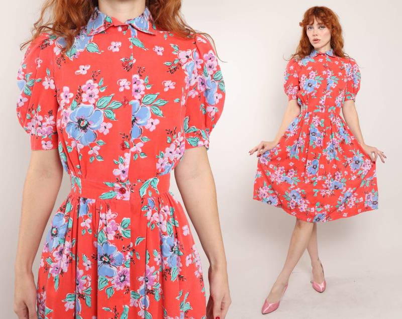 80Er Red Floral Kleid Xs Xxs/1980Er Macht 1940S Bunt Rot Blaues Blumenkleid Mit Akzentkragen Puffärmel Midikleid Extra Klein von LuxieVintage