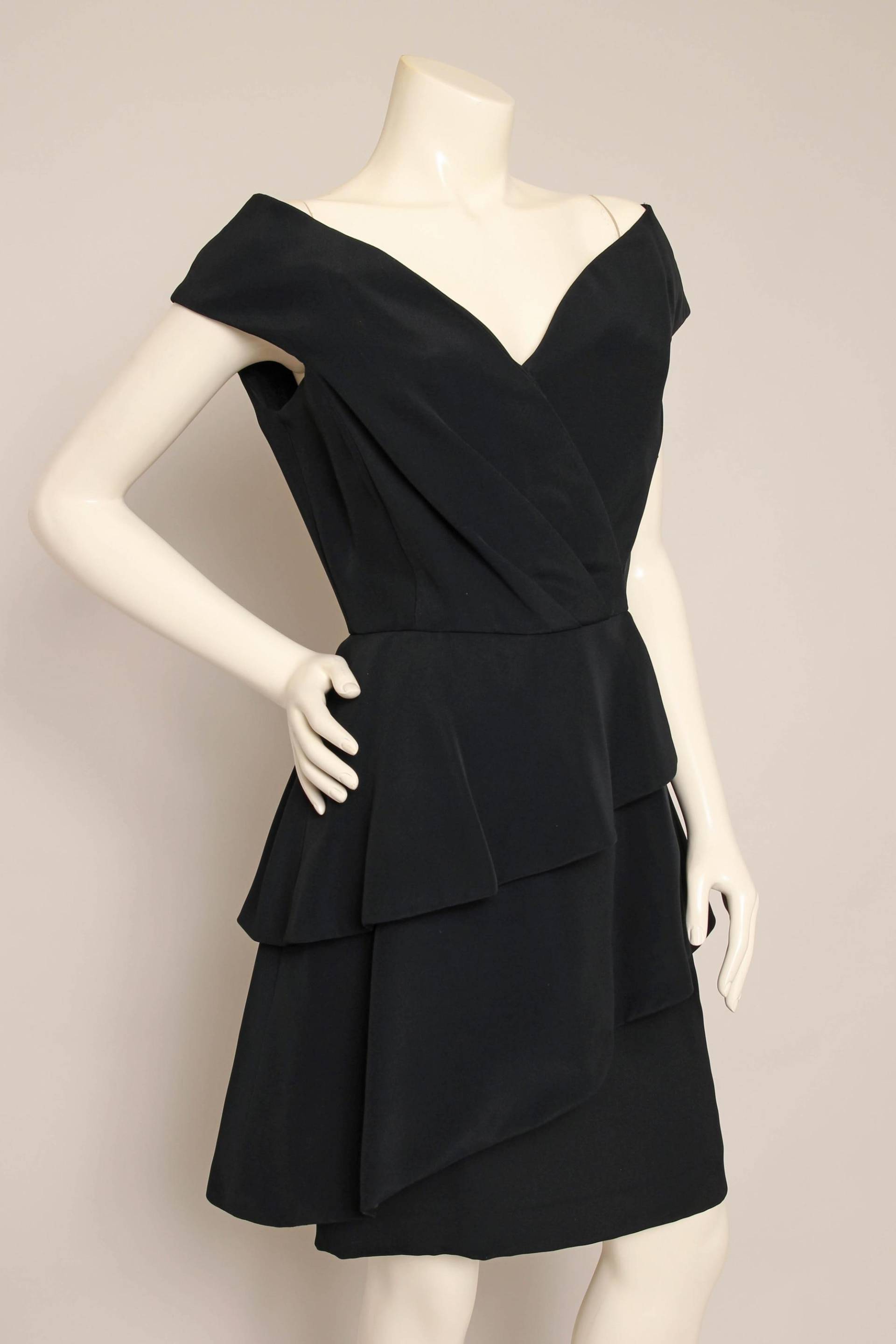 80S Scaasi Schwarzes Cocktailkleid Portrait-Boot-Ausschnitt, Stufenrock, Größe S/M von LuxieVintage