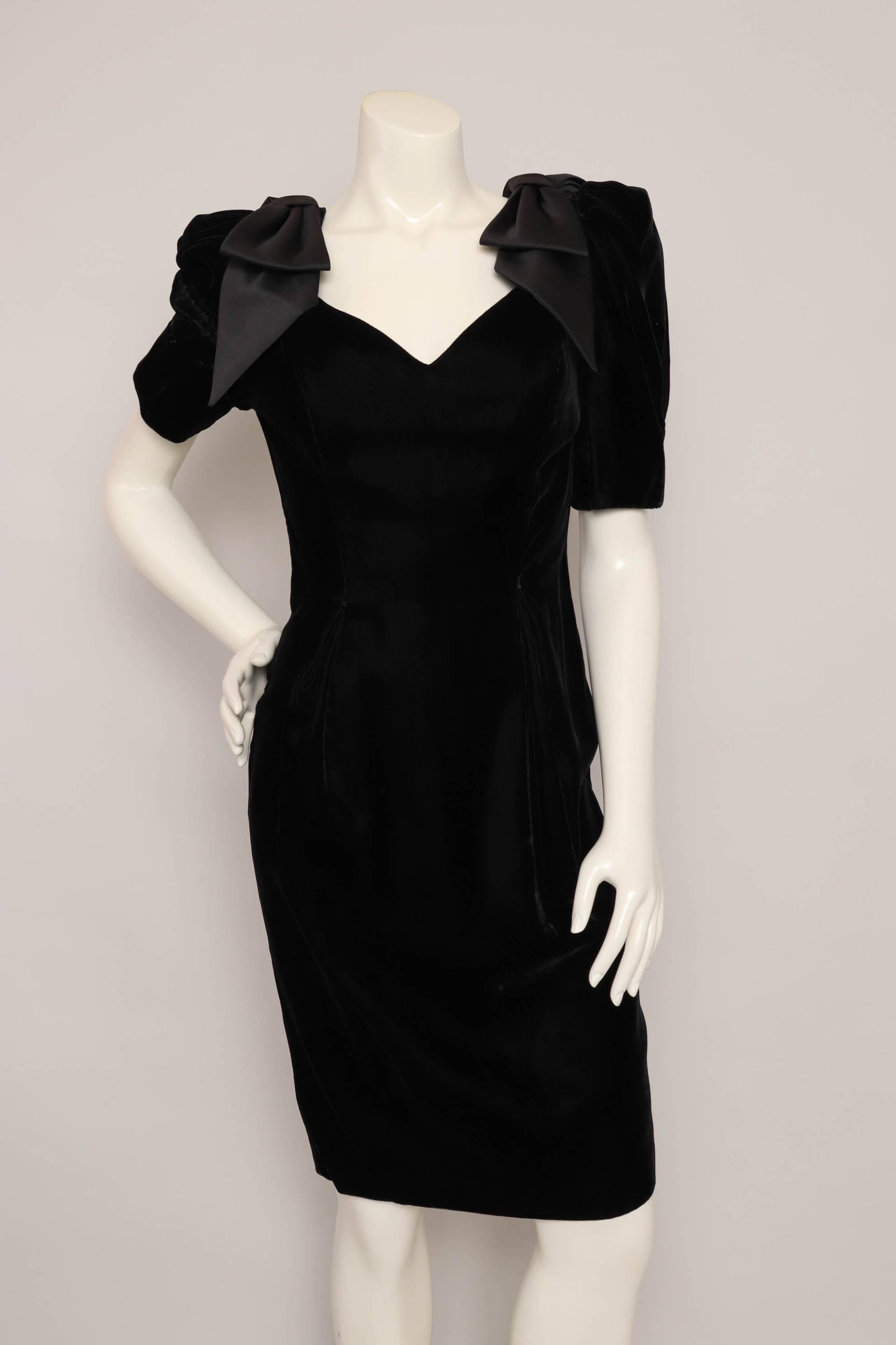 80S Schwarzes Samt Kleid Ärmel Mit Schleife, Sweetheart Ausschnitt, Größe Xs/S von LuxieVintage