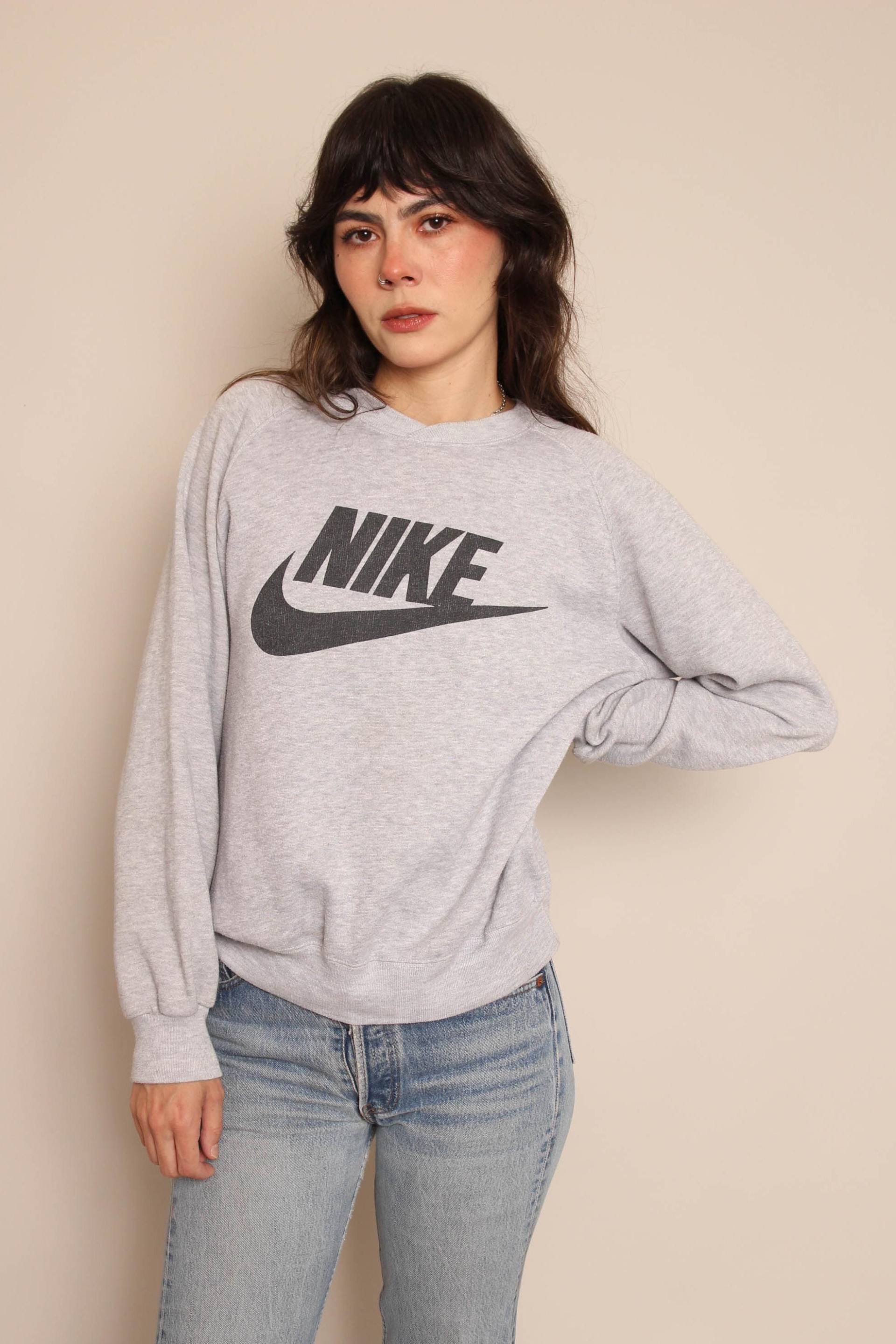 90Er Jahre Nike Swoosh Sweatshirt Vintage Graues Label 50/50 Blend Pullover Mit V Zierstich von LuxieVintage