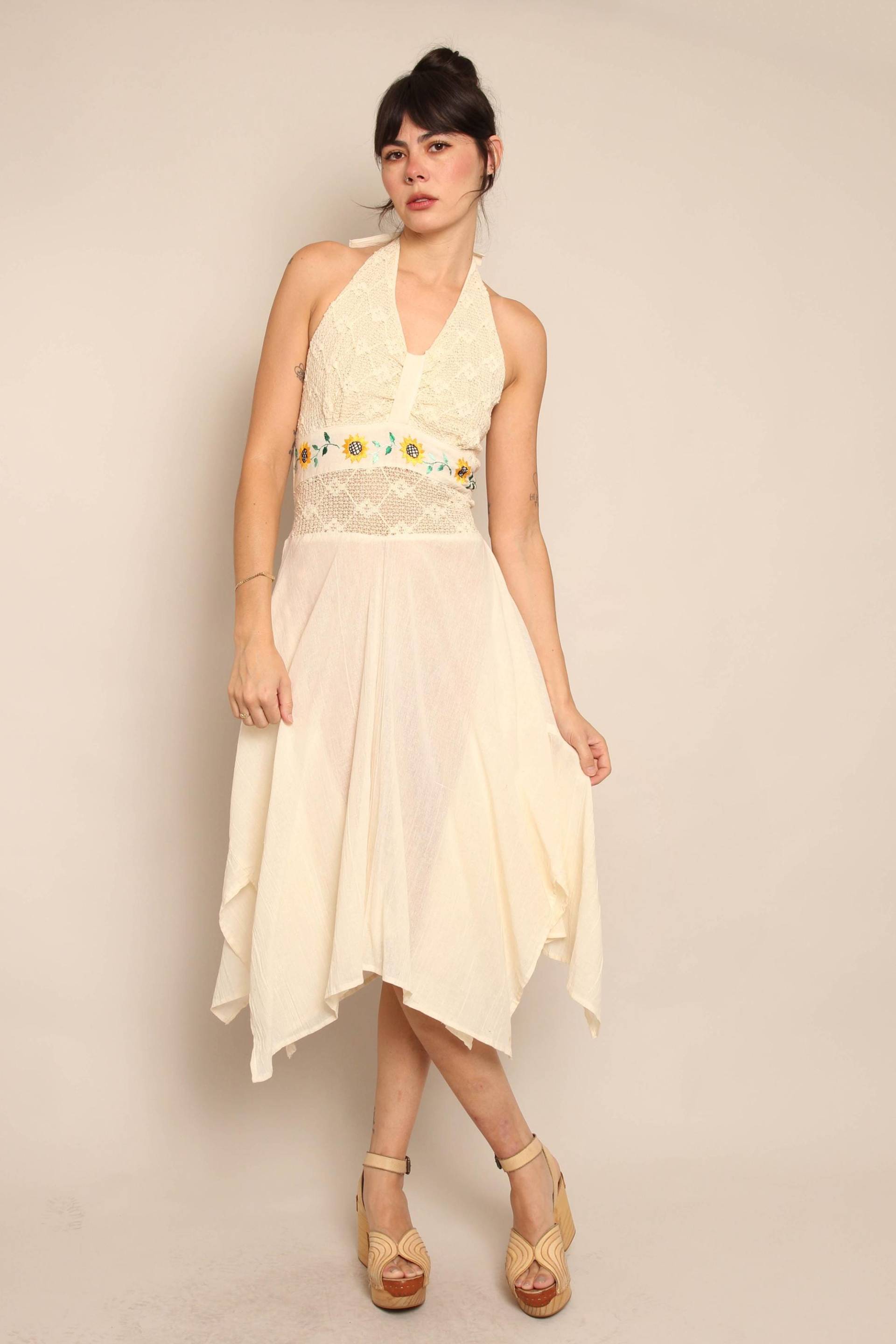 90Er Jahre Sunflower Gaze Neckholder Kleid Besticktes Boho Midi Kleid Mit Hanky Saum, Grösse S von LuxieVintage