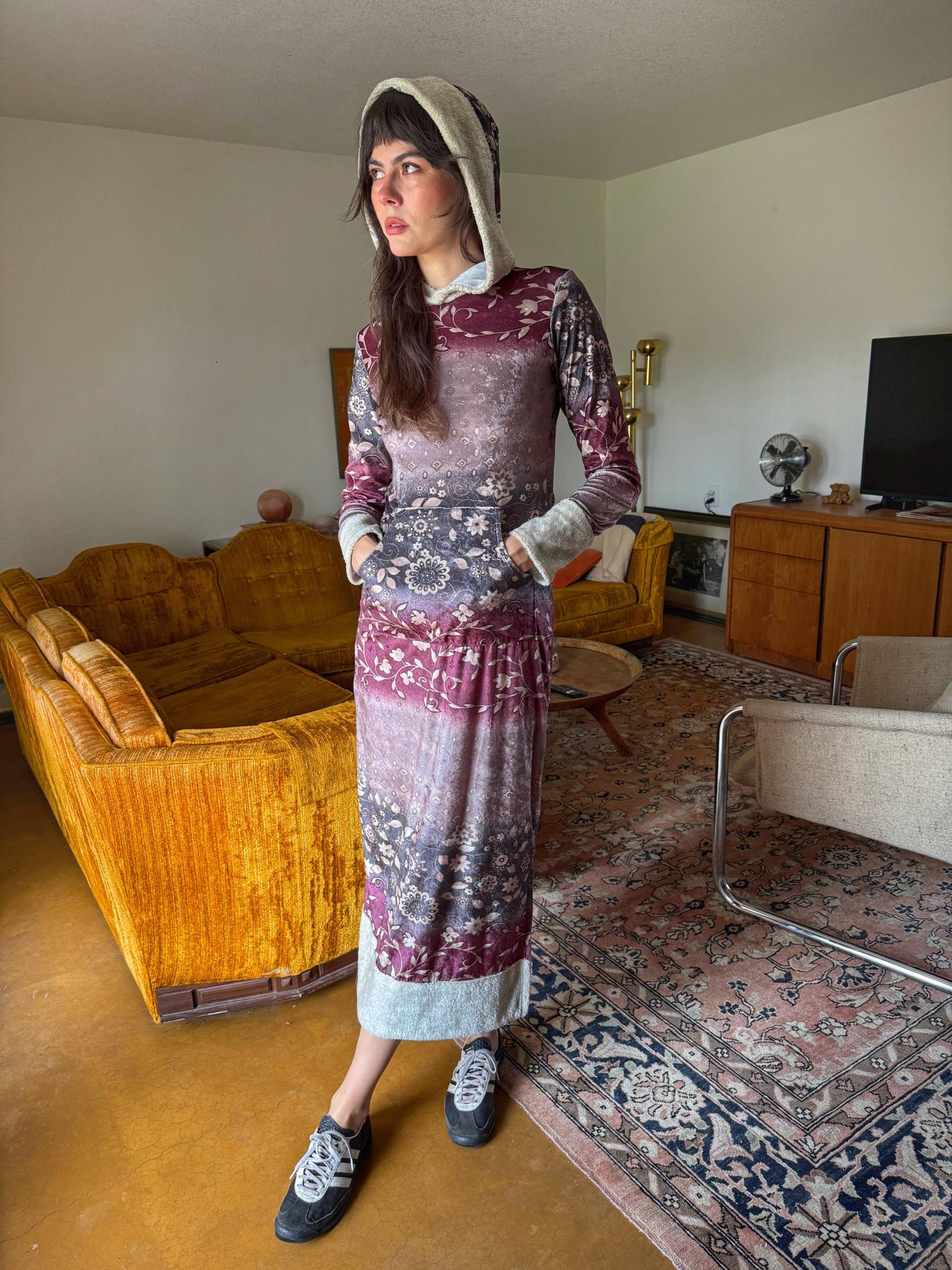 90Er Jahre Velour-Kapuzenkleid Florales Samt-Maxi Mit Kunstpelz, Größe Xs/S von LuxieVintage