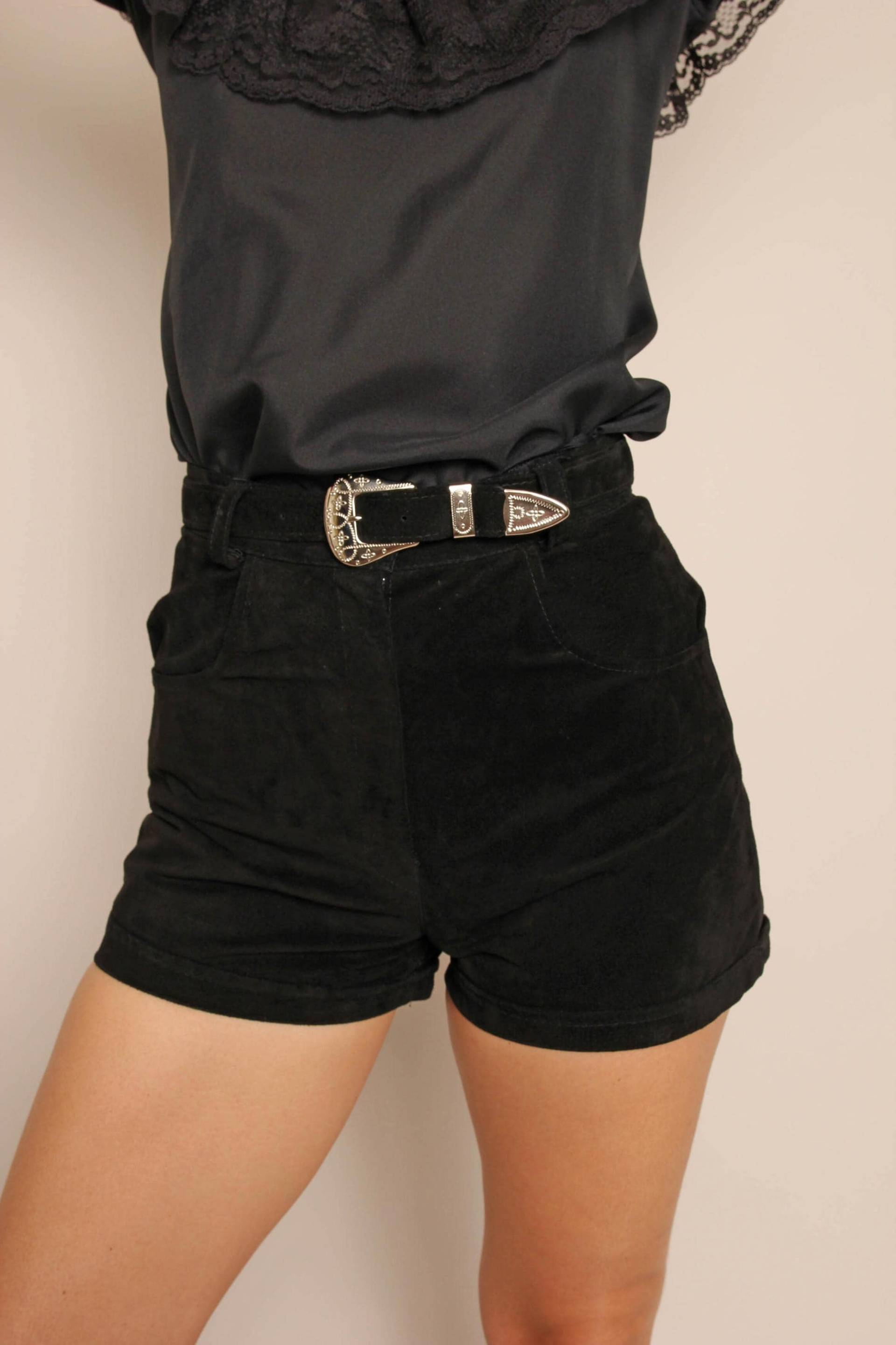 90S Giddy Up Witch Shorts Schwarzes Wildleder Mit Farblich Passendem Gürtel Von Nevada von LuxieVintage