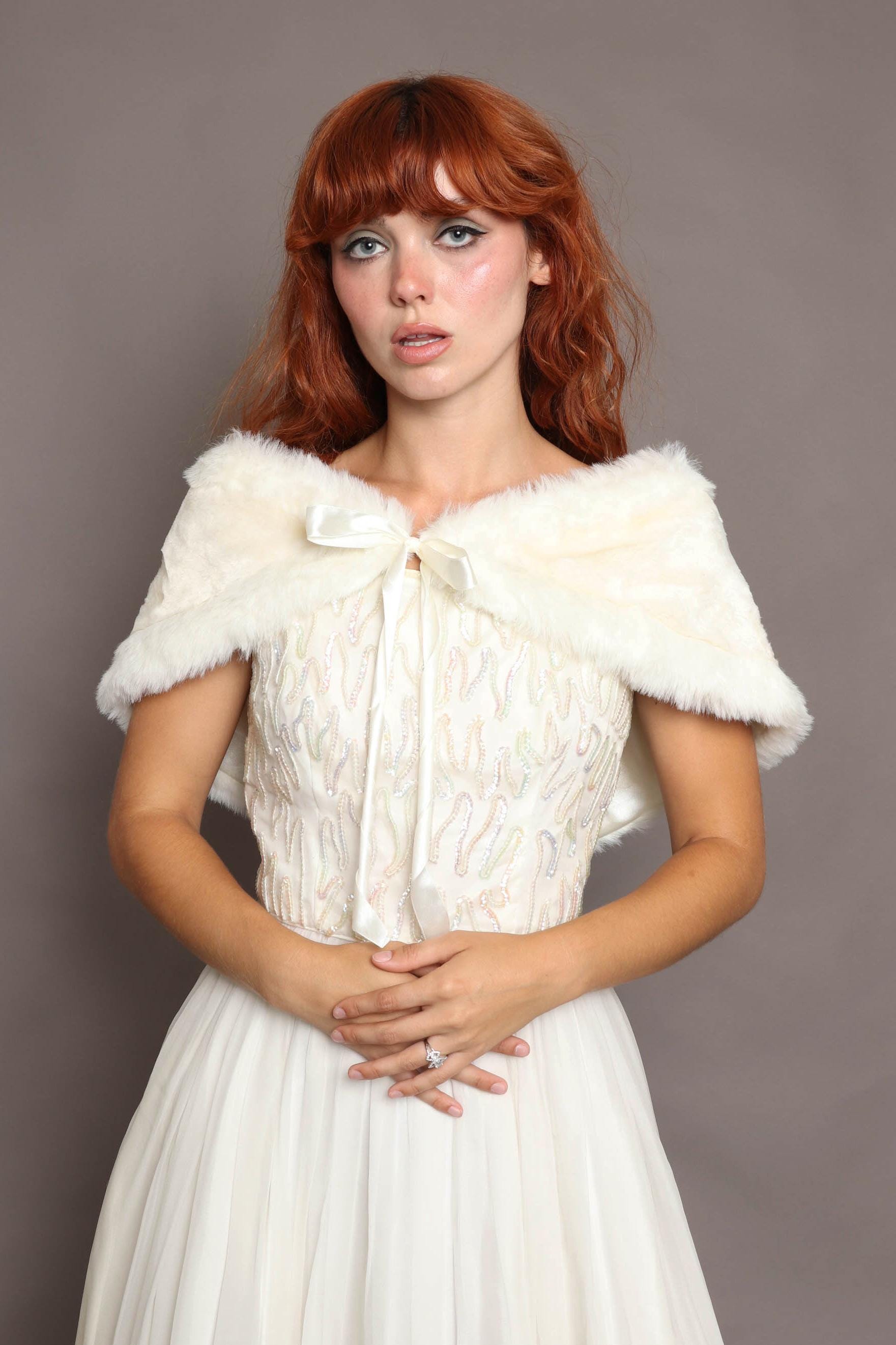 Y2K Kunstpelz Stola Elfenbein Braut-Schal Mit Schleife, Größe S/M von LuxieVintage