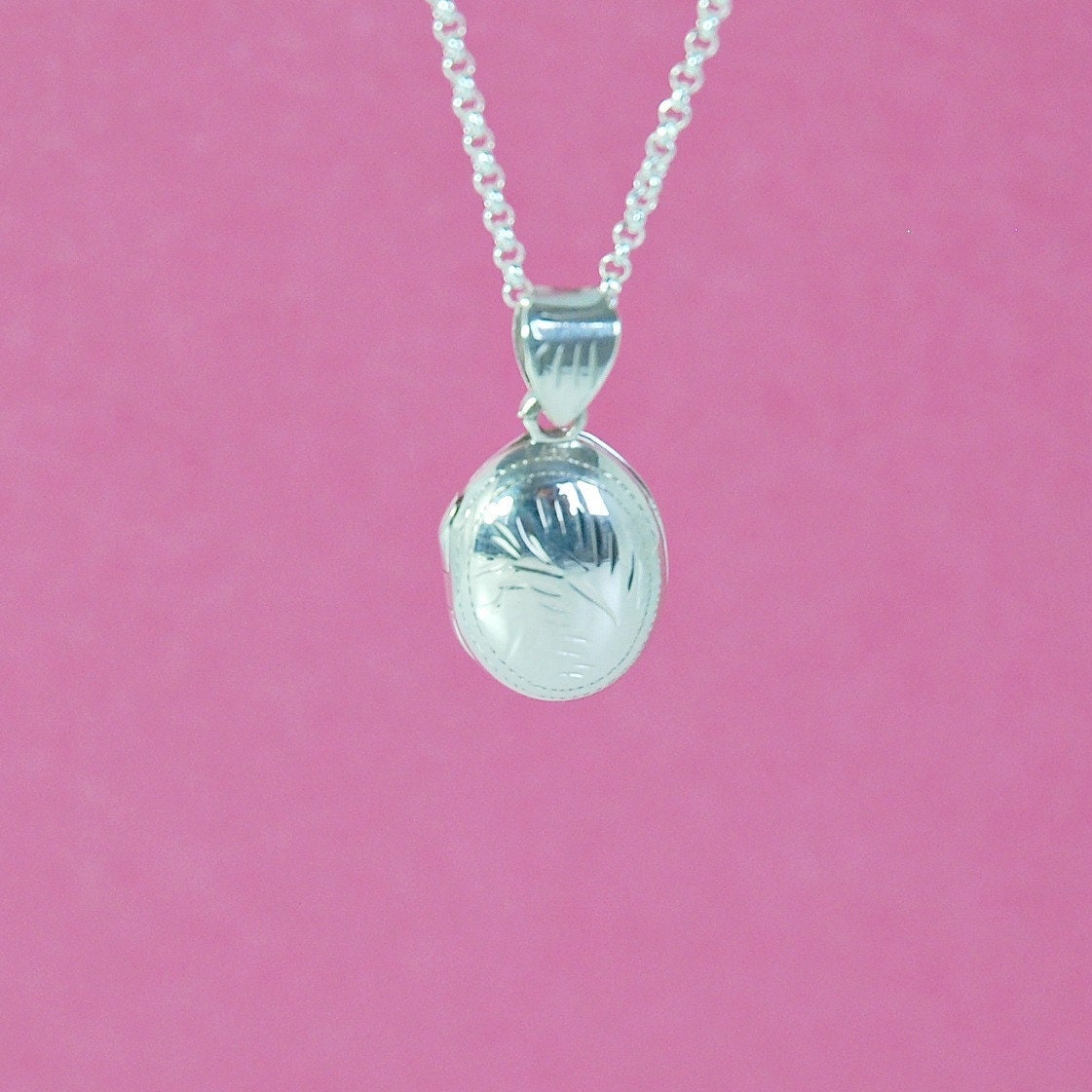 Oval Medaillon Anhänger Andenken Foto Charm | 15x12x7mm Oval Medaillon Anhänger Andenken Foto Charm | 15x12x7mm von LuxorSupplies