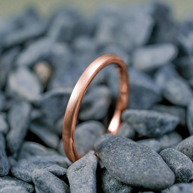 Gebürsteter Rose Gold Ehering - 2 Mm Anpassbarer Wolframring von LuxuriaJewelers