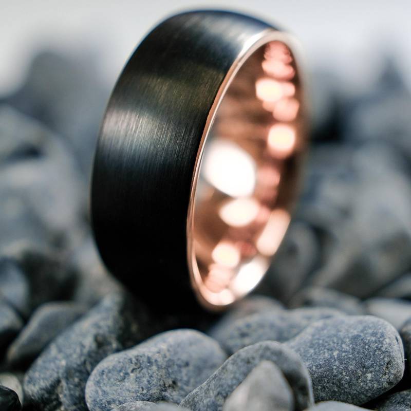 Schwarzer Gebürsteter Ehering Mit Rosegold Interior - 8 Mm Wolfram von LuxuriaJewelers