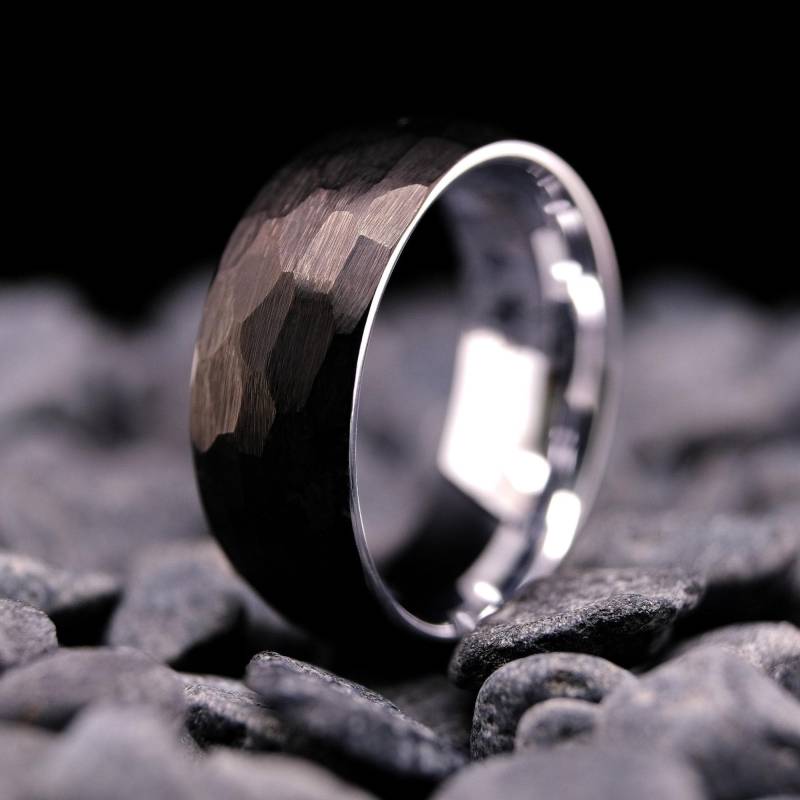 Schwarzer Gehämmerter Wolfram Ehering - 8 Mm Obsidian Ring Weißgold Interior Geschenk Zum Jahrestag von LuxuriaJewelers