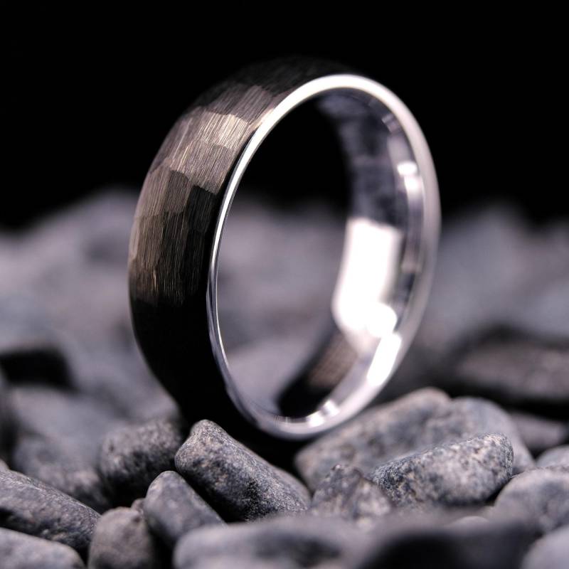 Schwarzer Obsidian Gehämmerter Wolfram Ehering - 6 Mm Weißgold Interior Ring Individuell Gravierter von LuxuriaJewelers