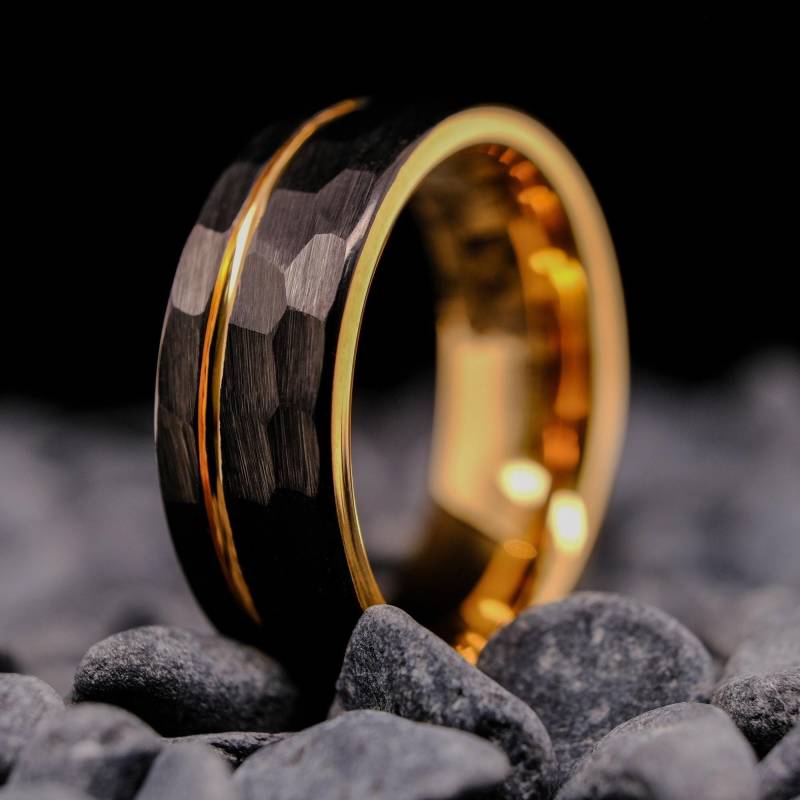 Wolfram Ring Schwarz - 8 Mm Gold Streifen & Innenleben Herren Ehering von LuxuriaJewelers