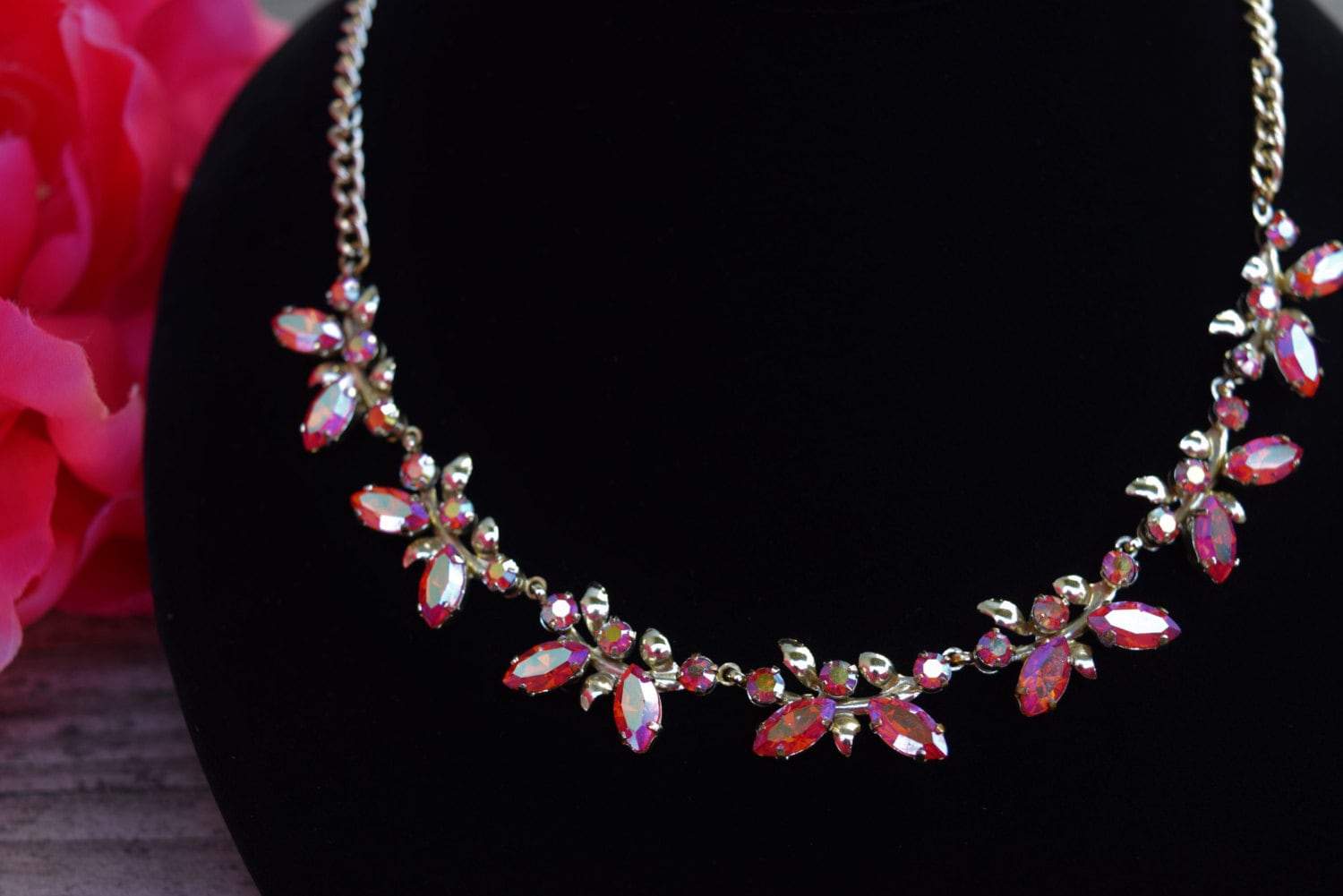 Jahrgang "Exquisite' Aus England Rosa Aurora Borealis Strass Halskette Jahrgang "Exquisite' Aus England Rosa Aurora Borealis Strass Halskette von LuxurieVintage