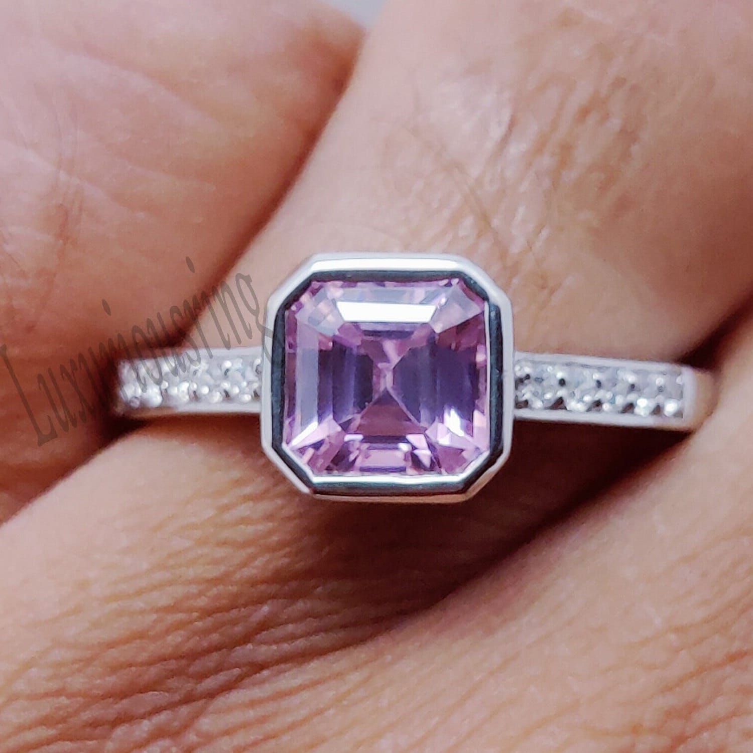 2Ct Pink Asscher Cut Lünette Set Verlobungsring/Ehering Diamantring 925 Silber Halbe Ewigkeit Simulierter Diamant Barbie Ring von Luxuriousring