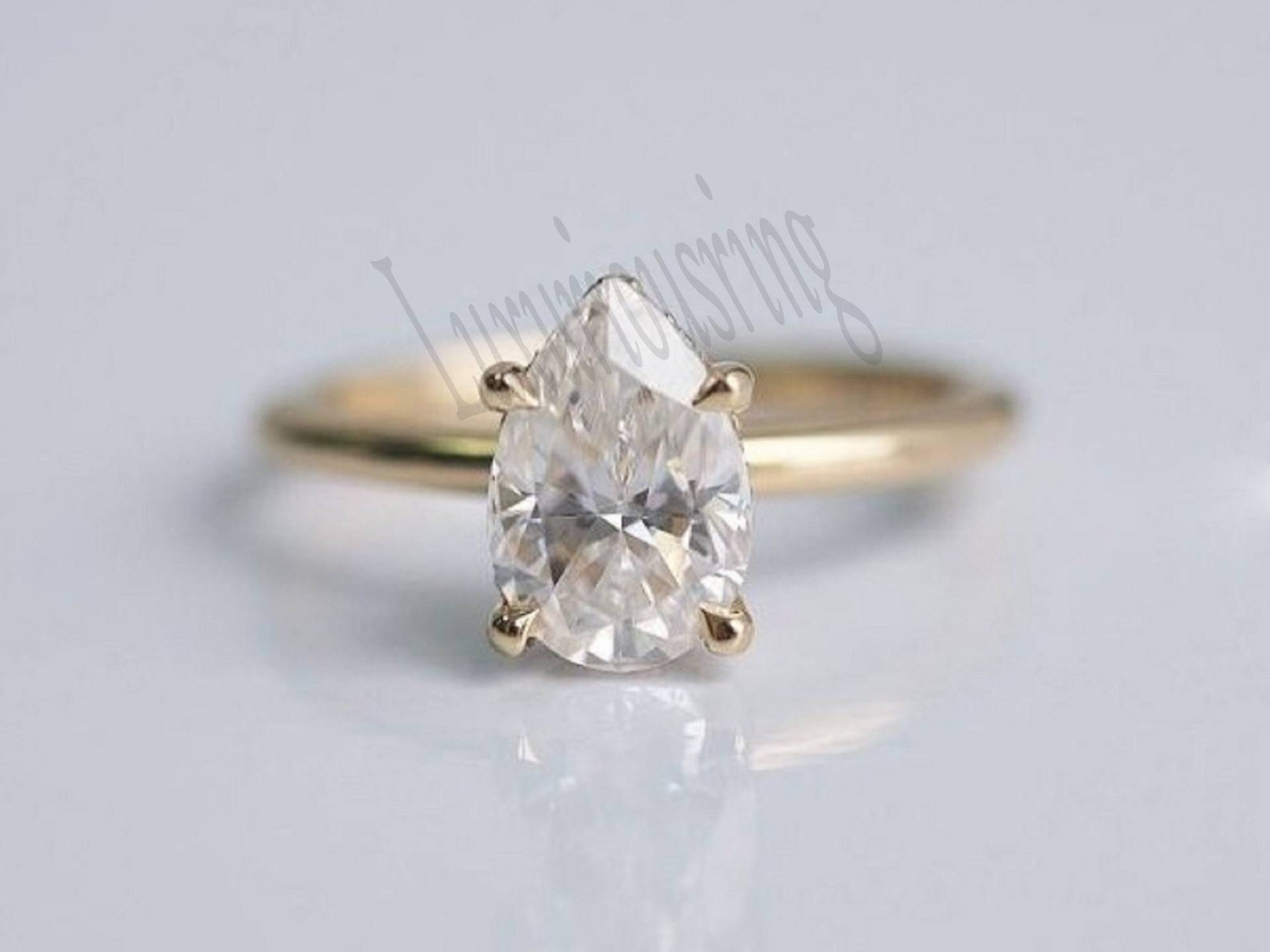 Birnen-Moissanit-Verlobungsring/1, 40 Ct Weißer Moissanit-Ring/Solitär-Birnendiamant-Ehering/10K Massiver Gelbgold-Minimalismus-Ring von Luxuriousring