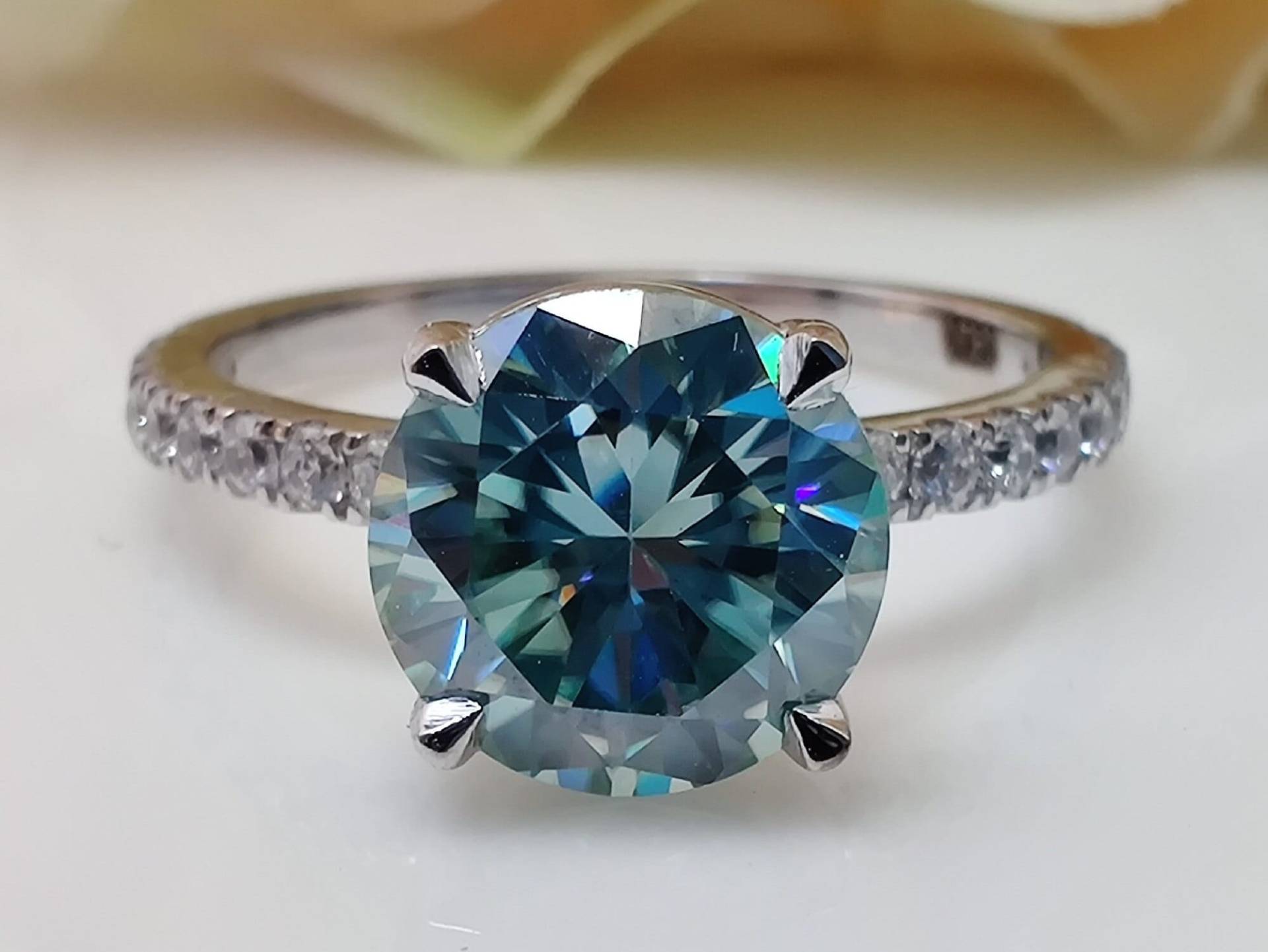 Blauer Moissanit-Verlobungsring, 14-Karat-Ring Aus Massivem Weißgold, 1, 60 Ct Rundschliff-Blau-Grün-Diamant-Ehering, Halb-Ewigkeit-Solitärring von Luxuriousring