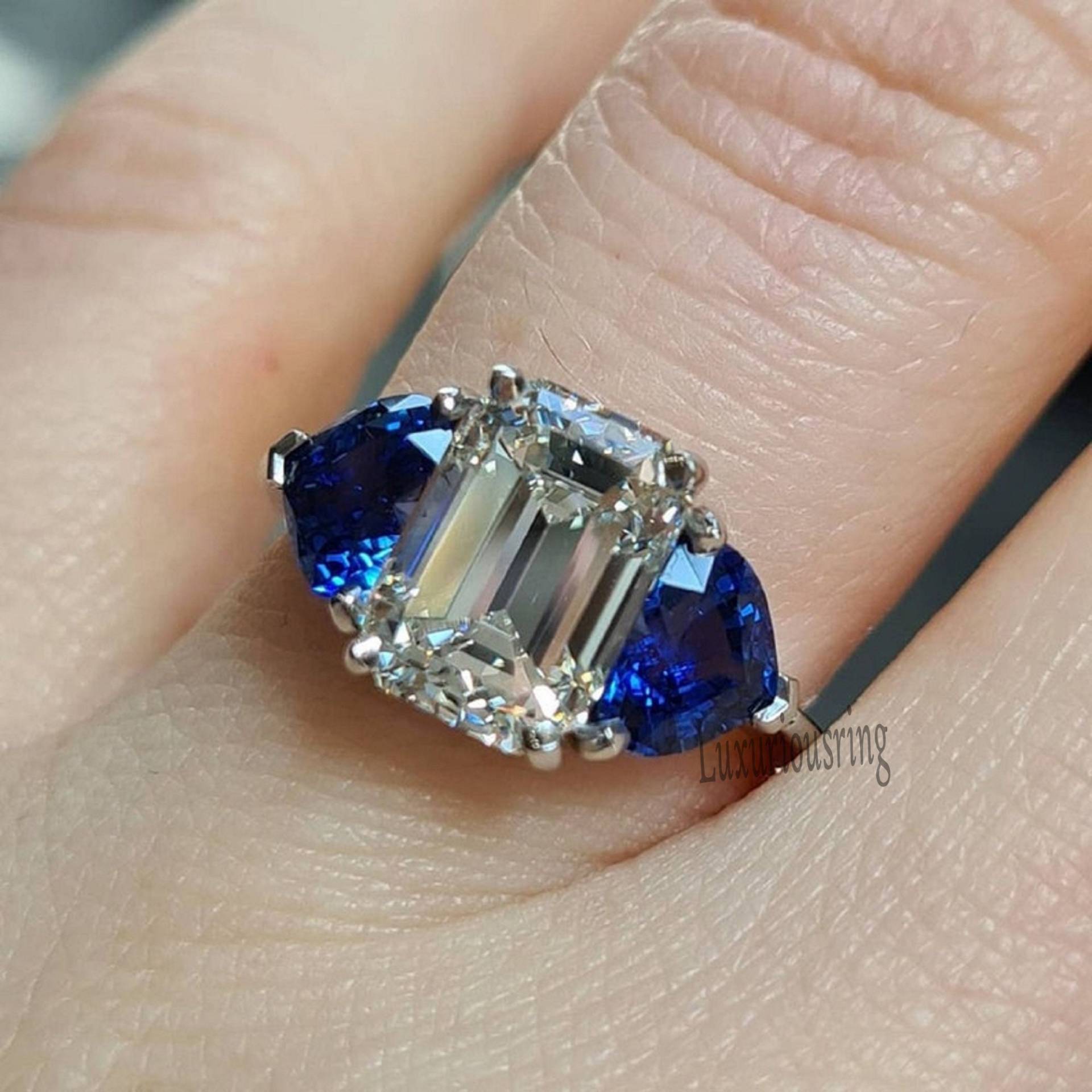 Blauer Saphir Moissanite Verlobungsring 3 Ct Smaragd Ring, Dreistein-Verlobungsring Ehering 10K Weißgold von Luxuriousring