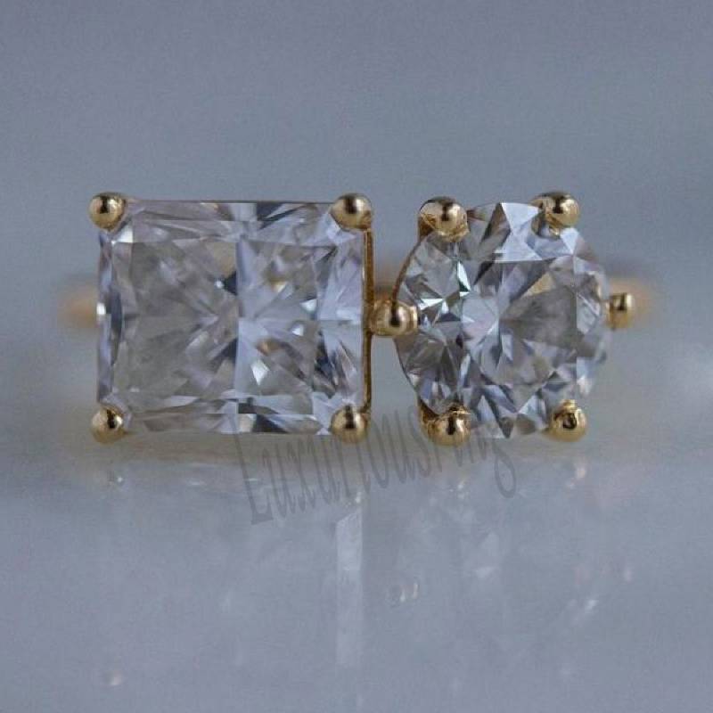 Moissanite Verlobungsring, 2 Ct Weiße Zwei Stein Rund & Strahlender Schnitt Lab Diamant Vorschlag Ring, 10K Gelbgold Toi Et Moi von Luxuriousring
