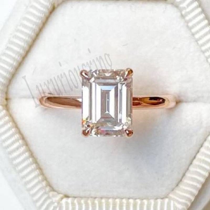 Smaragdschliff Moissanite Ring 3 Ct Weißer Labradorit Diamant Ehering Solitär Smaragd Versprechensring Massiver 10K Roségoldring von Luxuriousring