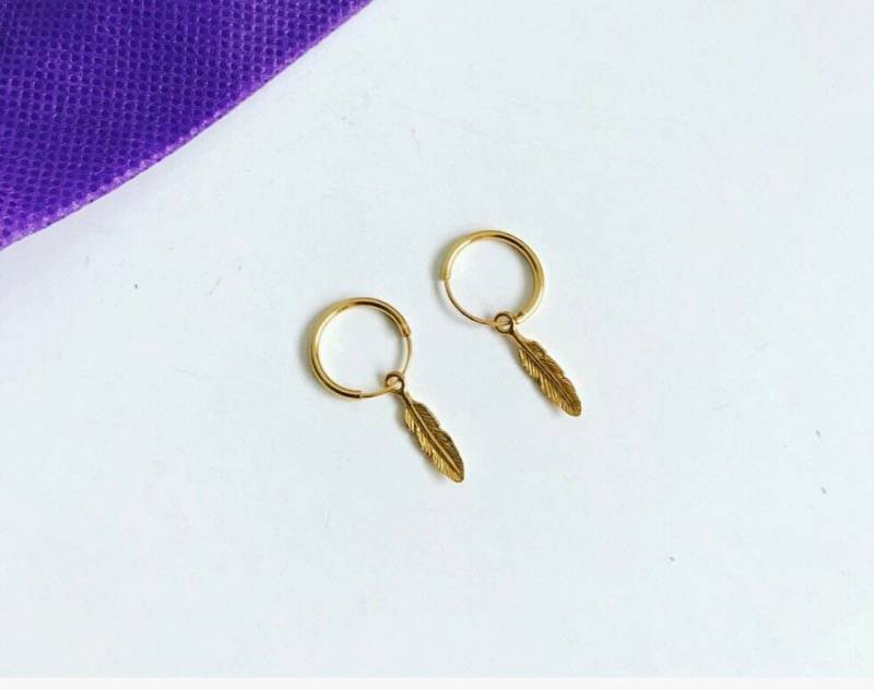 14 K Vergoldet Sterling Silber Feder Reifen Huggie Ohrringe Für Männer 14 K Vergoldet Sterling Silber Feder Reifen Huggie Ohrringe Für Männer von Luxury213