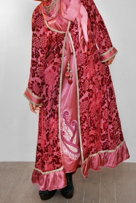 Maßgeschneidertes Langes Kleid Im Talar-stil Aus Plüschsamt Mit Langen Ärmeln Maßgeschneidertes Langes Kleid Im Talar-stil Aus Plüschsamt Mit Langen Ärmeln von LuxuryEthicalFashion