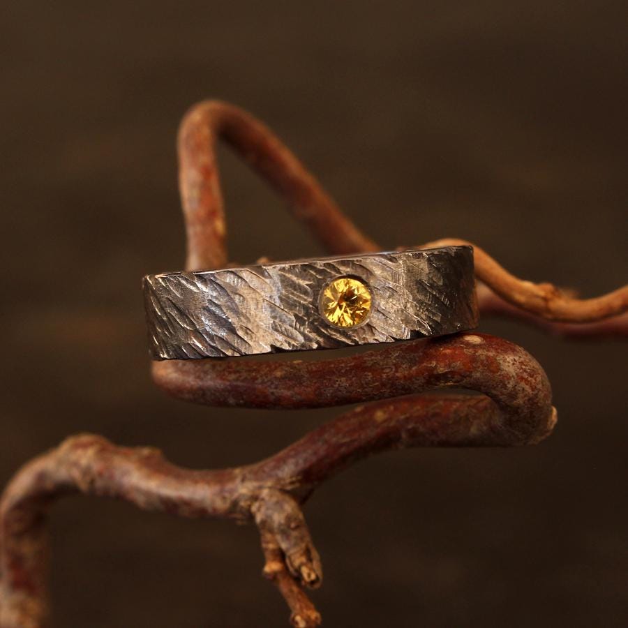 Tantalring Gehämmert Mit Gelbem Safir - Handgravur Anima Mea Außergewöhnlicher Verlobungsring Moderner Herrenring Oder Unisex-Ring von LuxuryInDesign