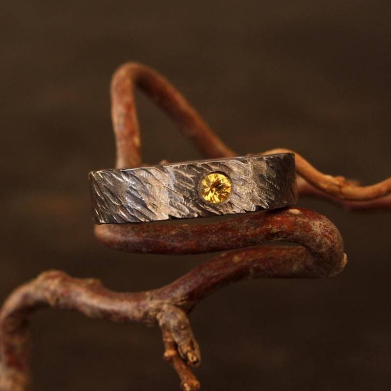 Tantalring Gehämmert Mit Gelbem Safir - Handgravur Anima Mea Außergewöhnlicher Verlobungsring Moderner Herrenring Oder Unisex-Ring von LuxuryInDesign