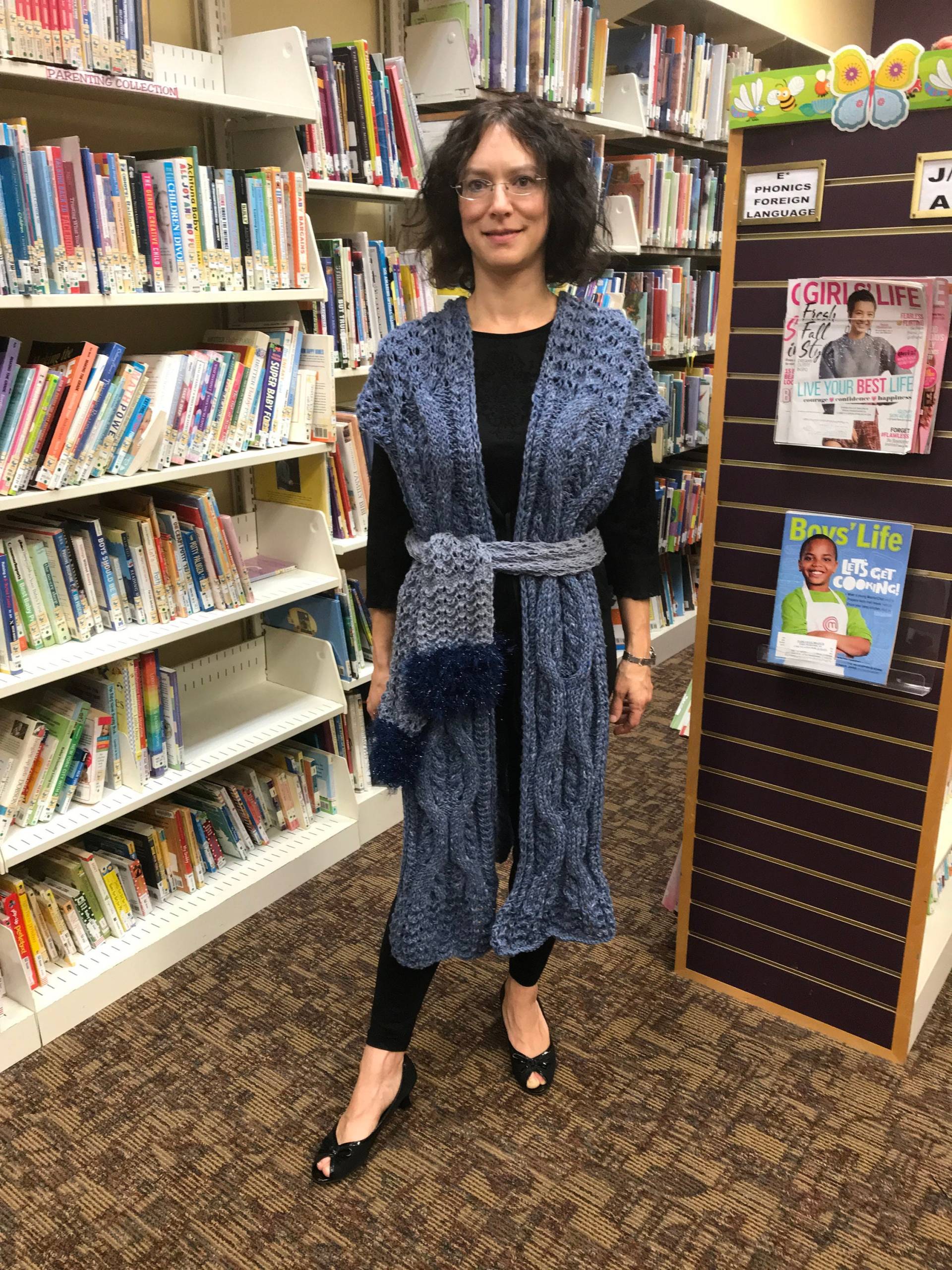 Lange Weste Im Modernen Stil Handgestrickt; Versandfertig. Zopfmuster Wollgarn von LuxuryKnitFashion