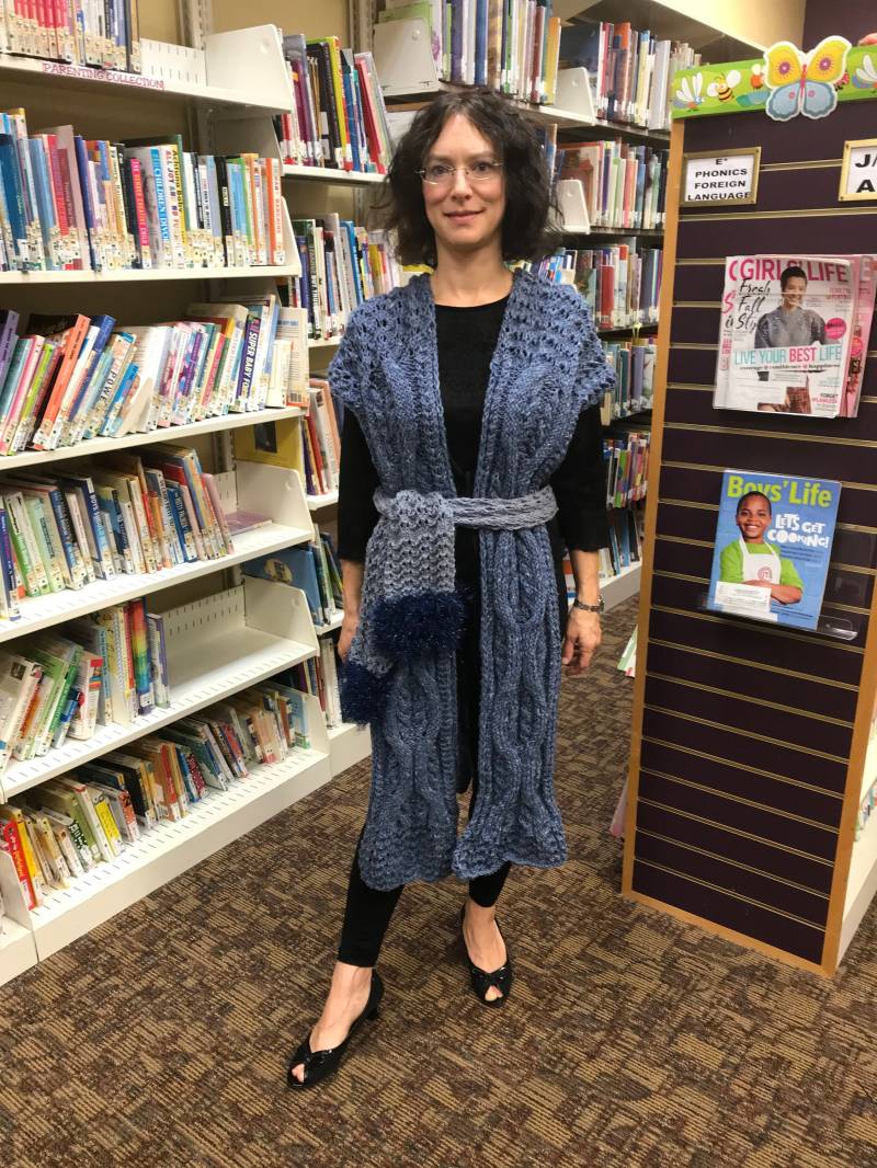 Lange Weste Im Modernen Stil Handgestrickt; Versandfertig. Zopfmuster Wollgarn von LuxuryKnitFashion