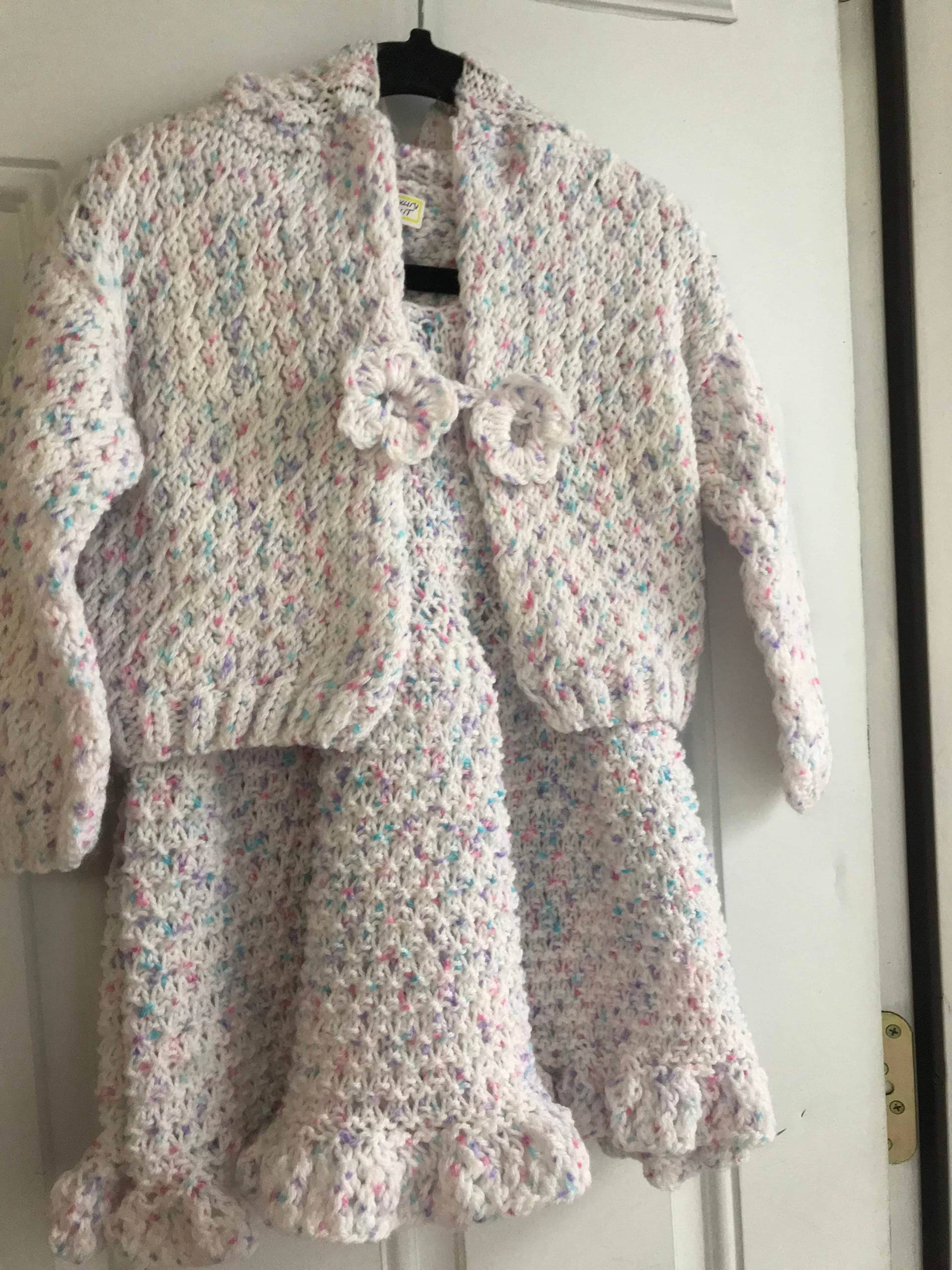 Mädchen Handstrickkleid Mit Jacke von LuxuryKnitFashion