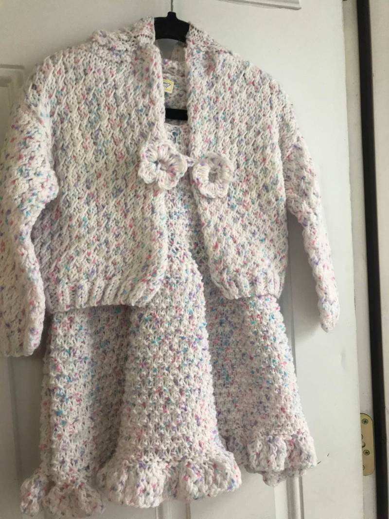 Mädchen Handstrickkleid Mit Jacke von LuxuryKnitFashion