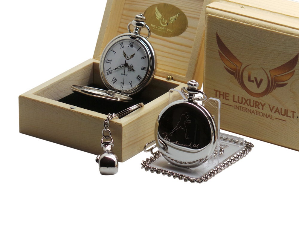 Muhammad Ali Unterzeichnete Taschenuhr Und Boxhandschuh Schlüsselanhänger Voller Jäger Signiert Mit Kette Geschenk-Box Zertifikat Graviert von LuxuryVault
