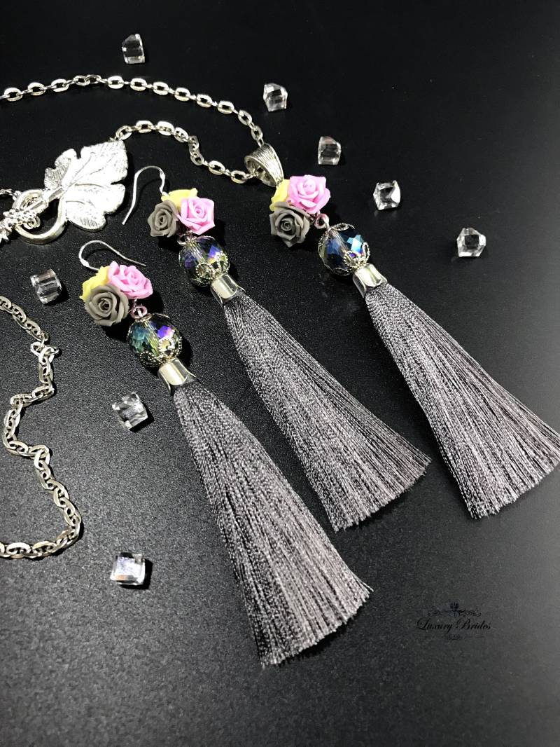 Graues Quasten Schmuck Set, Rose Kette, Ohrringe, Swarovski Kristalle von Luxurybrides