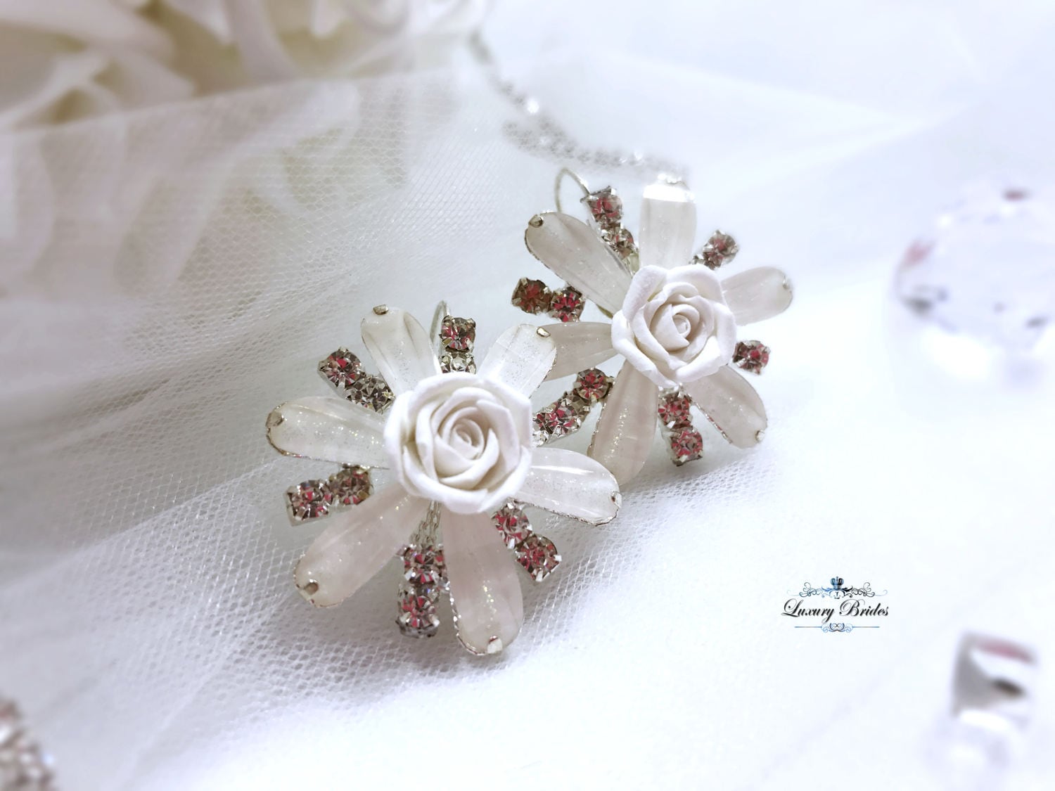 Swarovski Kristall Braut Ohrringe, Weiße Rosenblüten Aus Polymer Clay von Luxurybrides