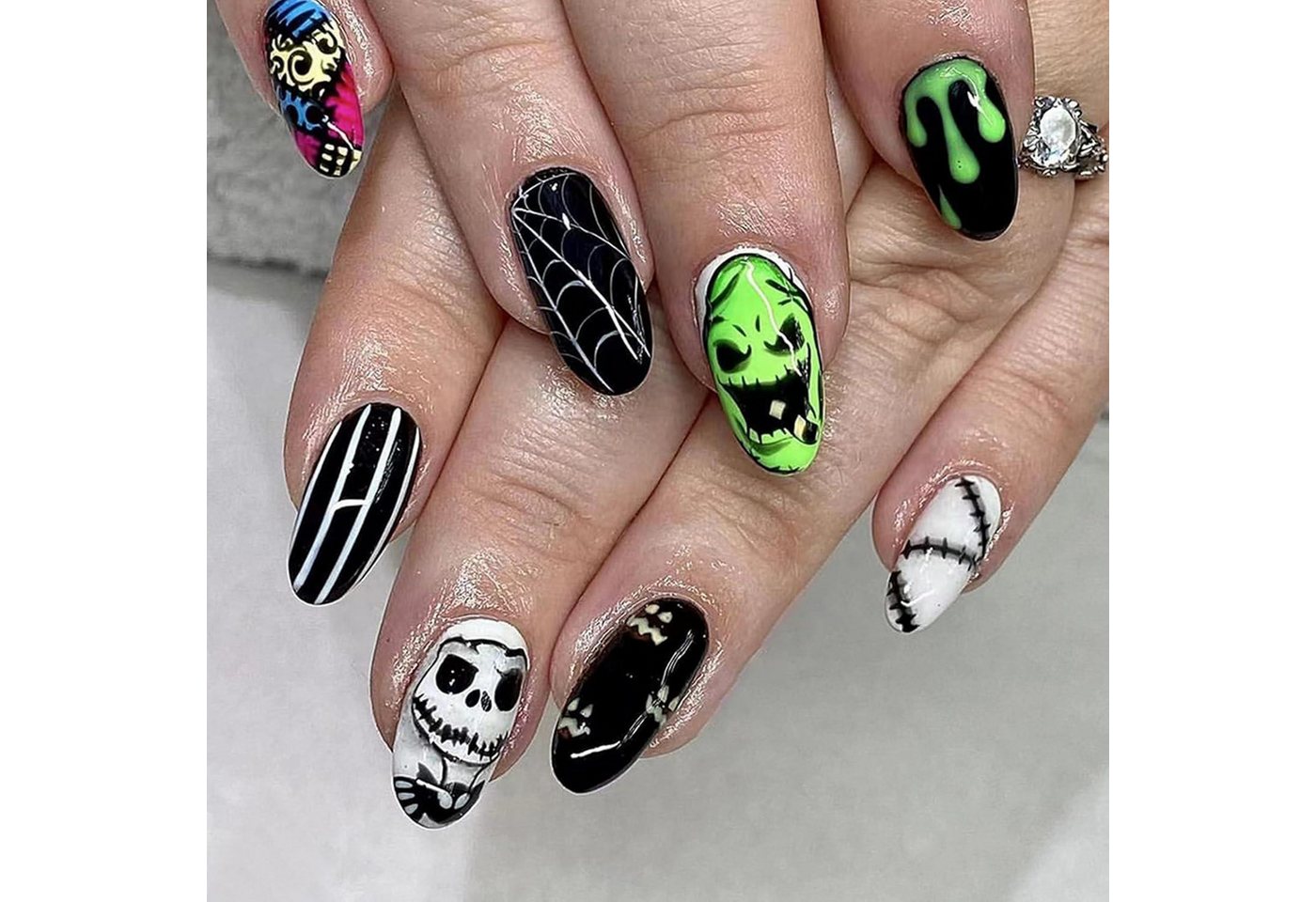 LuxusKollektion Kunstfingernägel Nägel 24 Stück Halloween Falsche Schwarz Grün Grün 1 ml (1er Pack) von LuxusKollektion