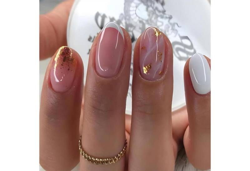 LuxusKollektion Kunstfingernägel Nagelspitze 24 Stk French Tip kurz Almond Gold Foil Press On Damen von LuxusKollektion