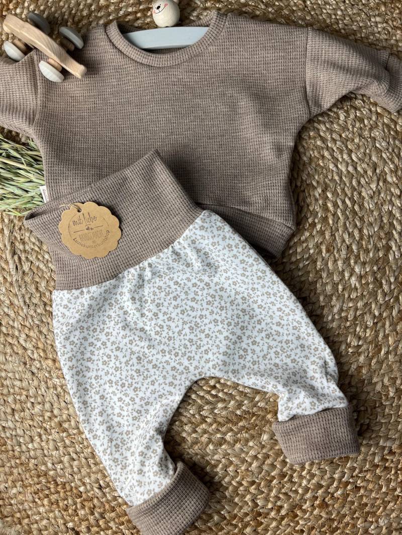 Baby Kinder Set Pumphose Wiesenblumenwaffeljersey Sweater Sweatshirt Babyhose Babyshirt Mitwachshose Babyset Babygeschenk Geburt Gr.56-80 von LuzieKunterbuntshop