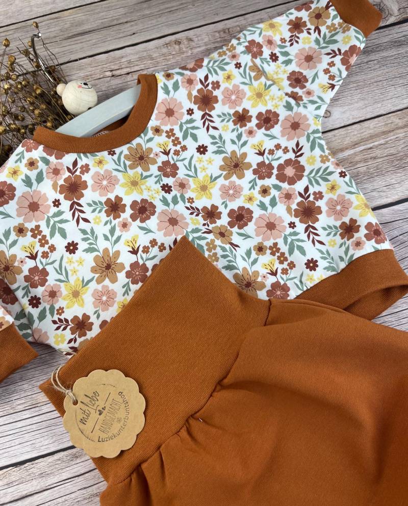 Babyset Pumphose Blumen Sweater Sweatshirt Babyhose Babyshirt Mitwachshose Babygeschenk Geburt Genderneutral Jersey Gr.56-80 von LuzieKunterbuntshop