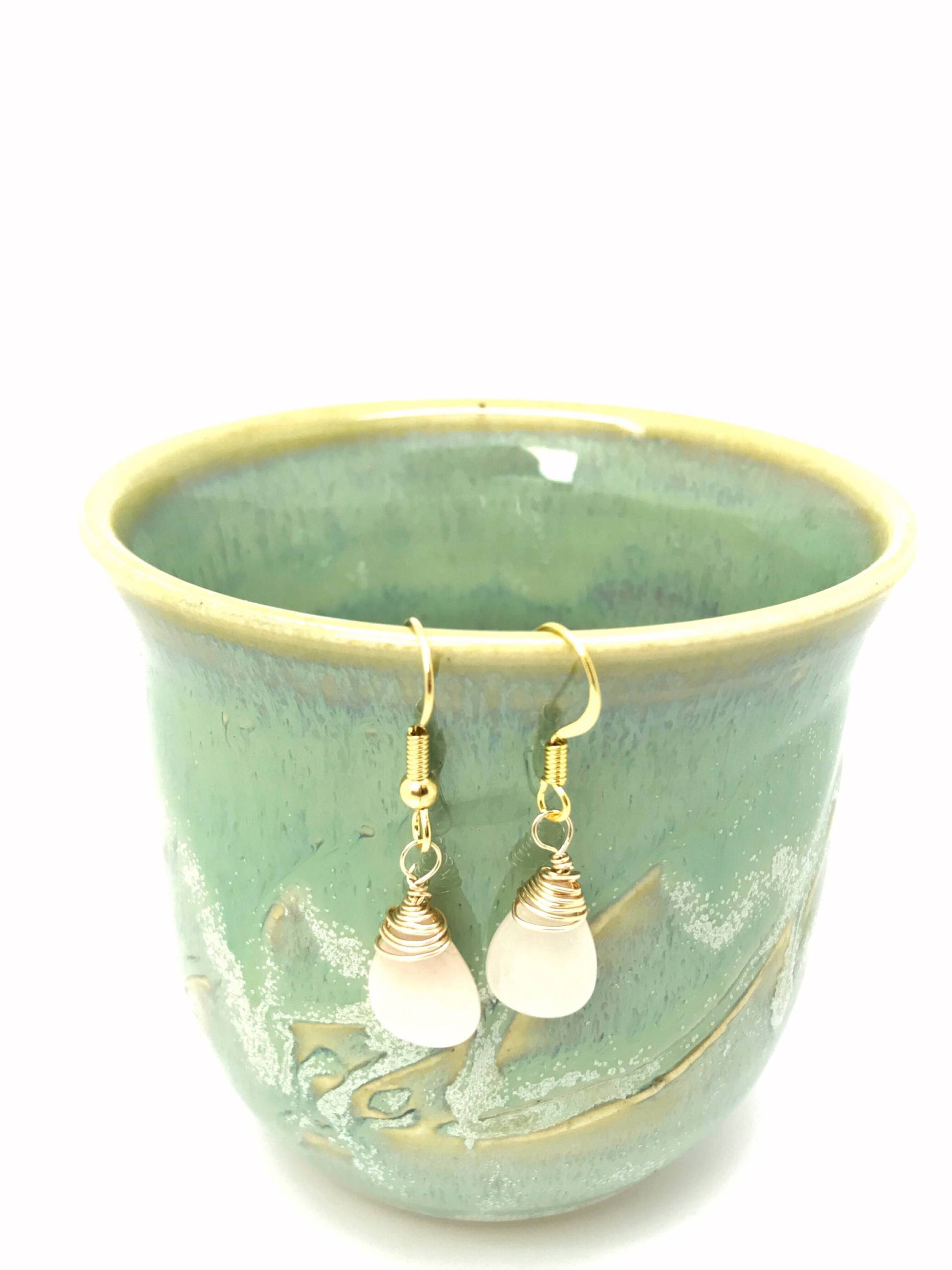 Rosa Jade Draht Wickeln Ohrringe, Rosa Tränen Wrapping Tropfen Messing Ohrringe von Luzjewelrydesign