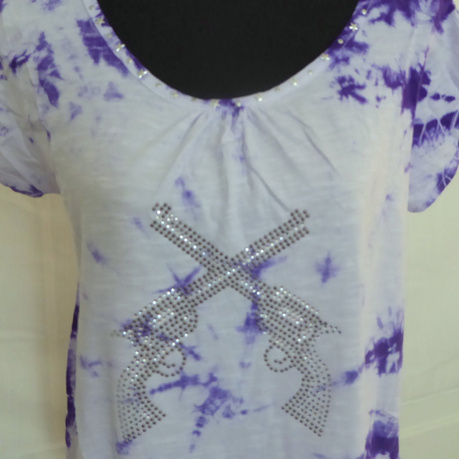 T-Shirt "Lady Sunny" Mit Revolver Applikation T-Shirt "Lady Sunny" Mit Revolver Applikation von LyNbooAtelier