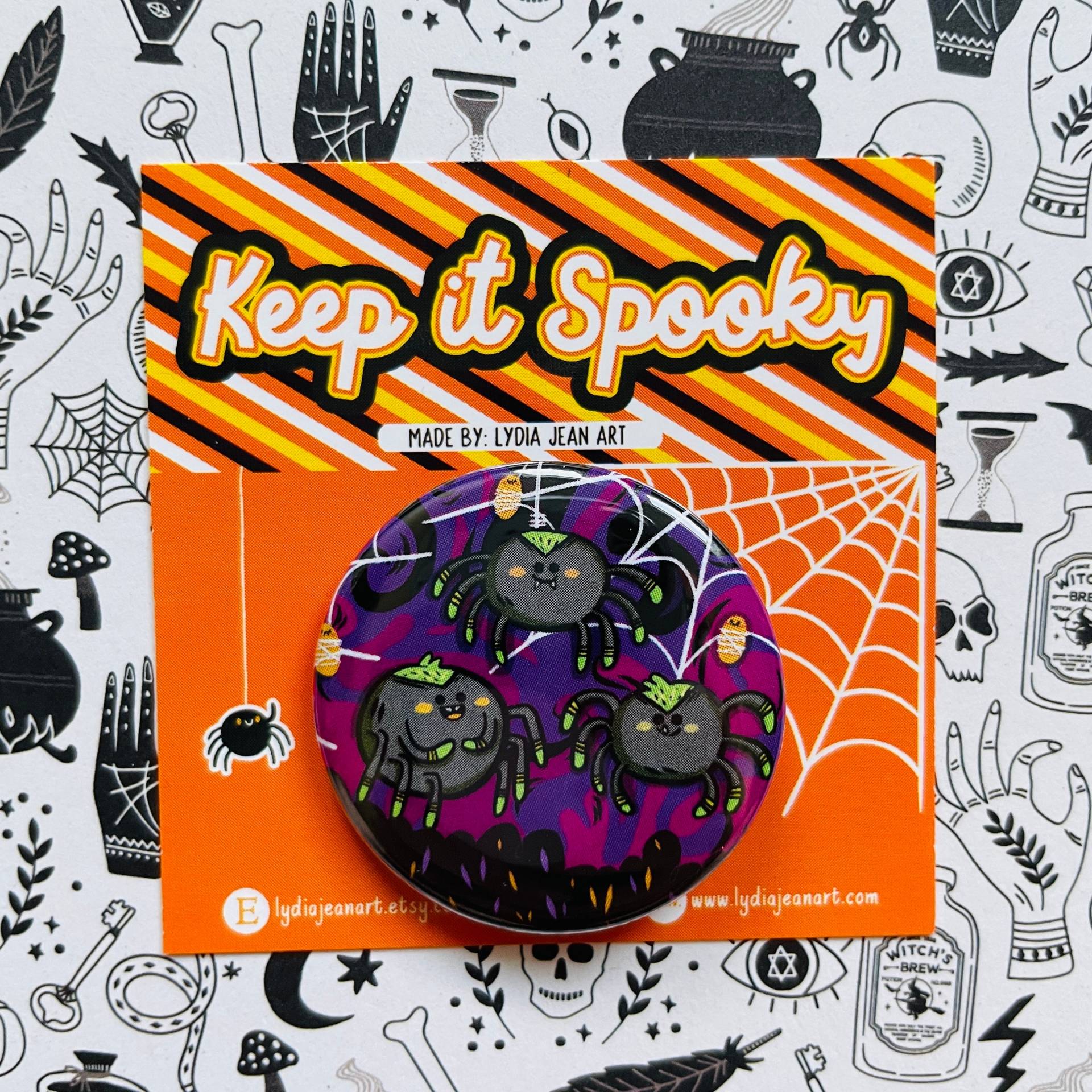 Giftige Spinnenbande Pin Oder Magnet Für Halloween-Liebhaber | Halloween Knopf Button Pack von LydiaJeanArt