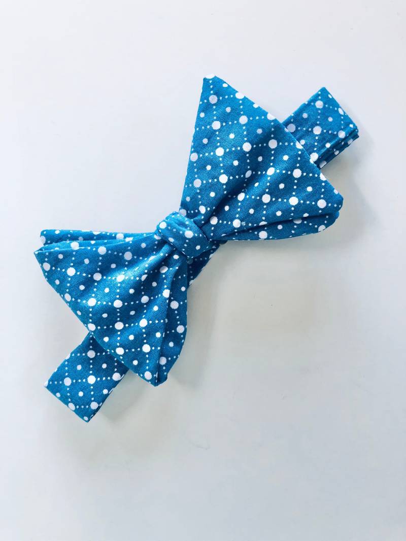 Gebundene Fliege, Blau Mit Weißen Punkten Gebundene Fliege, Blau Mit Weißen Punkten von LykkeandFika