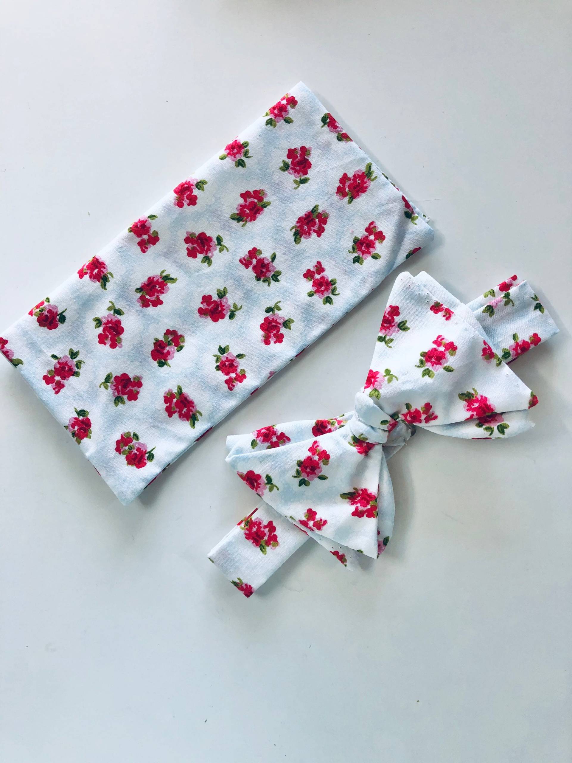 Gebundene Fliege Und Einstecktuch, Hellblau Mit Rosa Floralem Muster von LykkeandFika