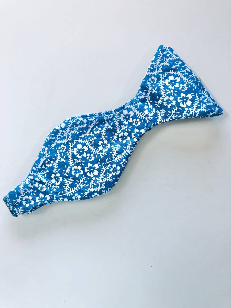Handgefertigte Blau-Weiße Florale Fliege Handgefertigte Blau-Weiße Florale Fliege von LykkeandFika