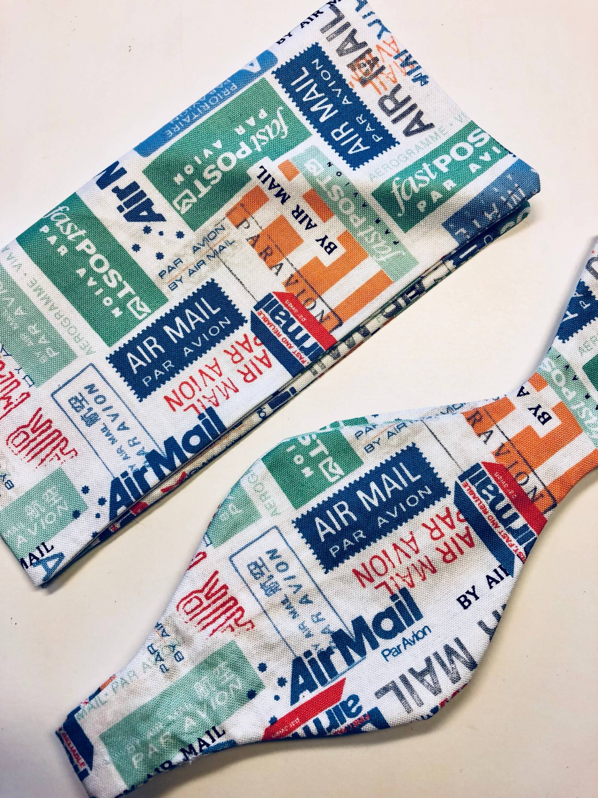 Handgefertigte Fliege Und Einstecktuch Mit Briefmarken-Motiv von LykkeandFika