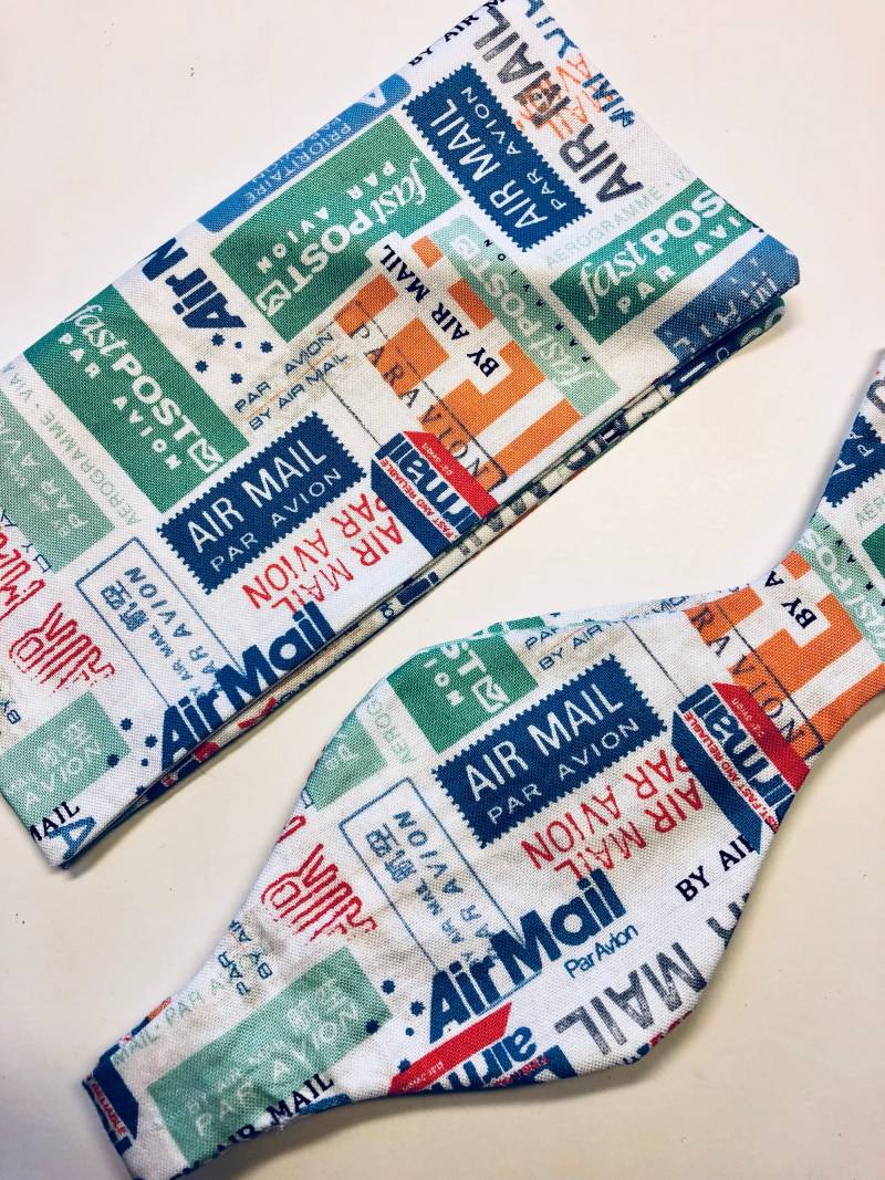 Handgefertigte Fliege Und Einstecktuch Mit Briefmarken-Motiv Handgefertigte Fliege Und Einstecktuch Mit Briefmarken-Motiv von LykkeandFika