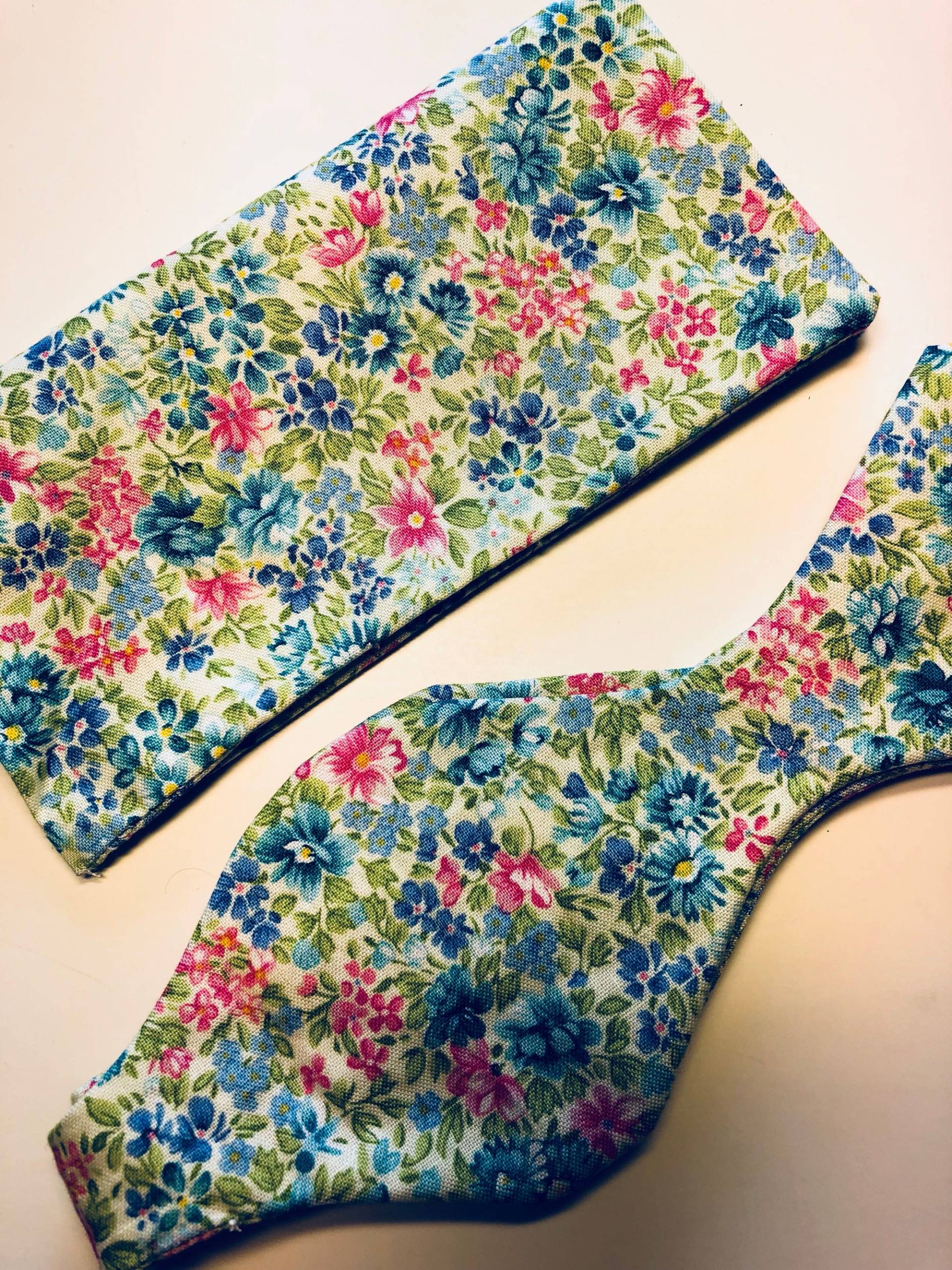 Handgefertigte Fliege Und Einstecktuch Mit Grün, Blau Rosa Blumenmuster von LykkeandFika